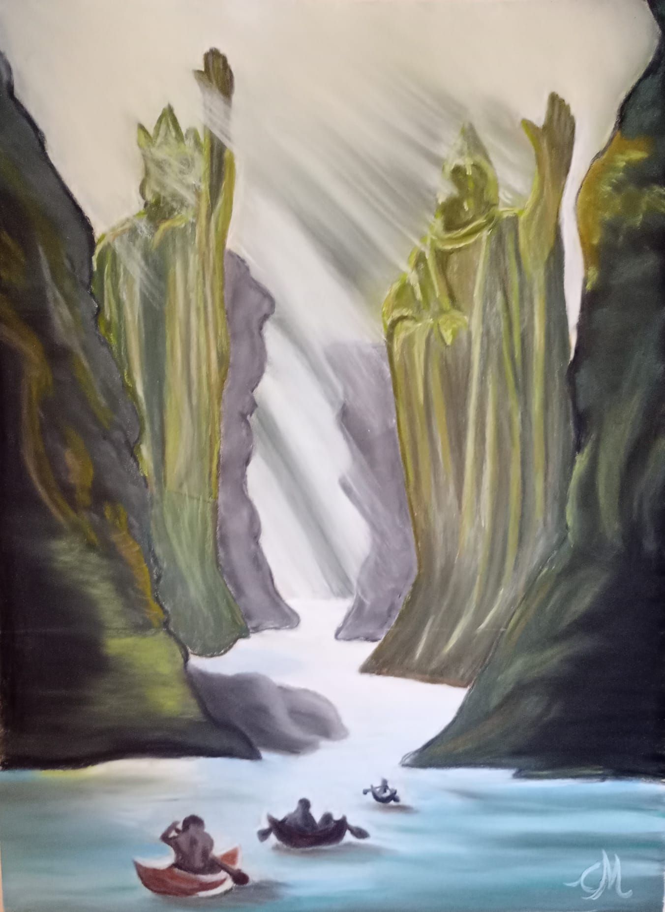 Kanus auf einem Fluss zwischen hoch aufragenden grünen Klippen unter sanftem, nebligem Licht