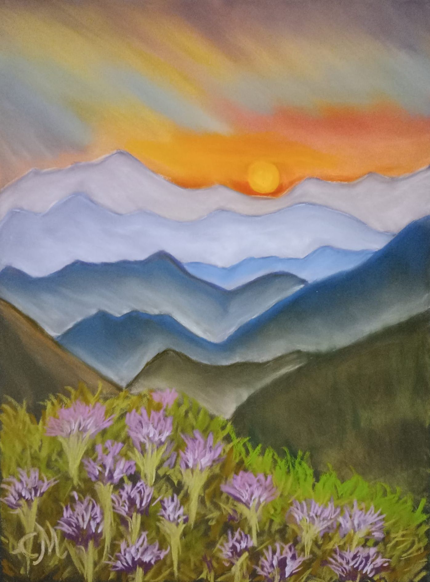Sonnenaufgang über geschichteten blauen Bergen mit violetten Wildblumen im Vordergrund