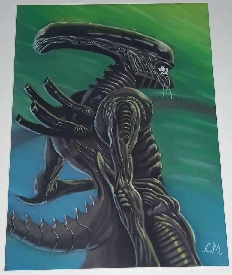 Eine außerirdische, xenomorphartige Kreatur, in dunklen Tönen vor einem grün-blauen Hintergrund gemalt.