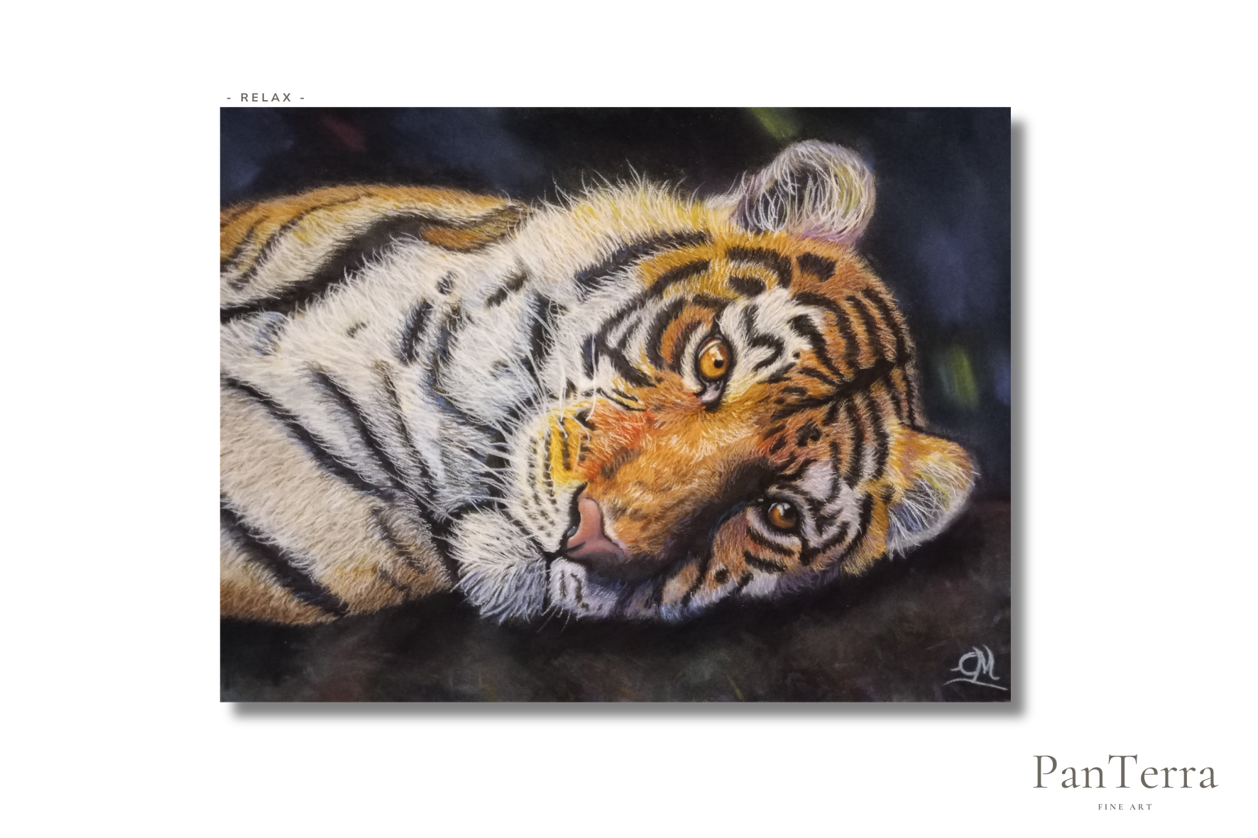 Gemälde eines schlafenden Tigers auf dunklem Grund, mit orangefarbenen und schwarzen Streifen und einer sichtbaren Signatur