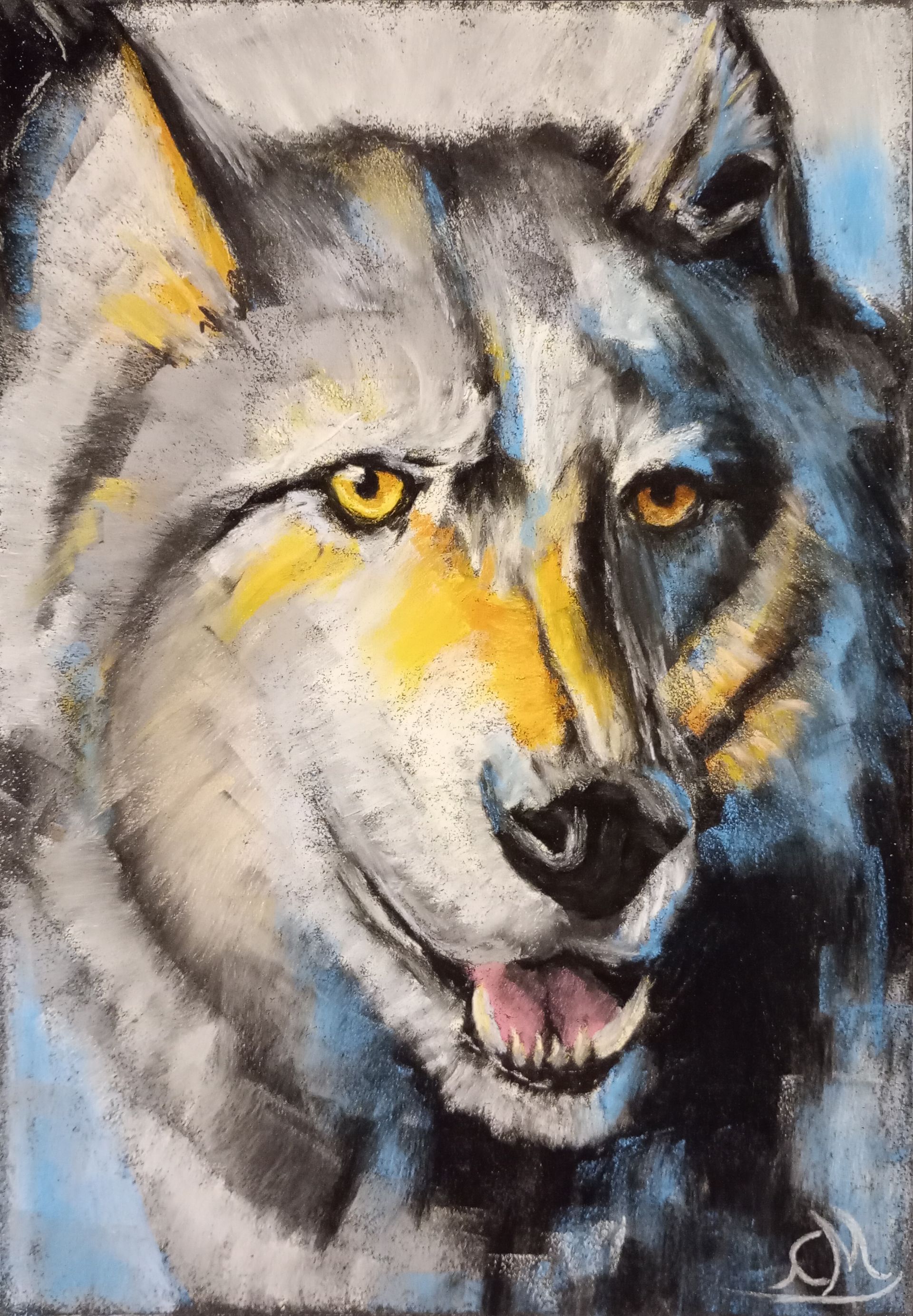 Nahaufnahme eines Wolfsporträts im Aquarellstil mit gelben Augen, geöffnetem Maul und blau-grauem Hintergrund