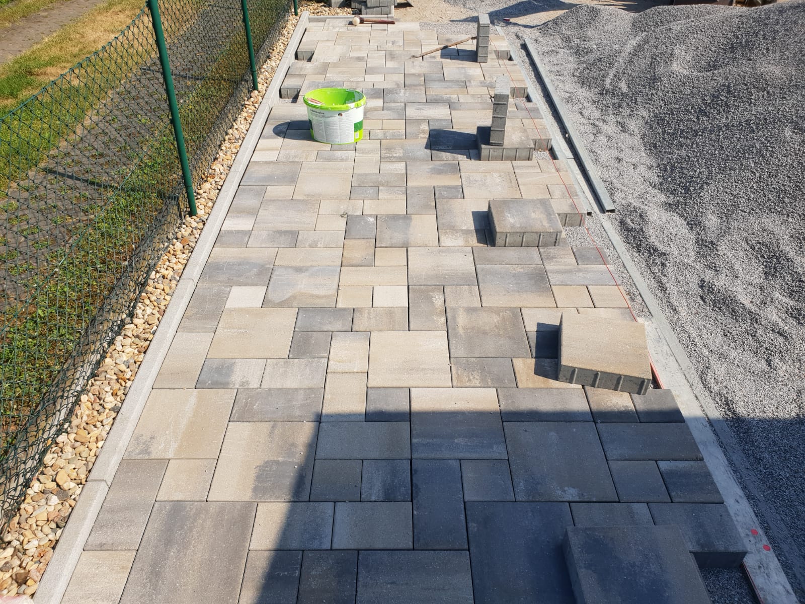 Pflasterarbeiten Wir pflastern alles rund ums Haus, wie Gehwege, Pkw-Stellplätze, Terrassen… .