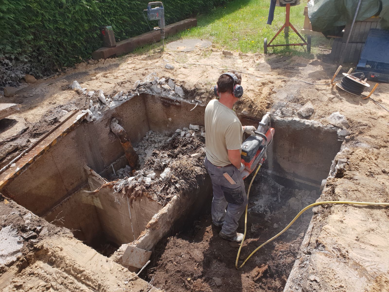 Tief- und Rohrleitungsbau Tiefbau Wir verlegen PE- und Gussrohrleitungen bis DN 600.