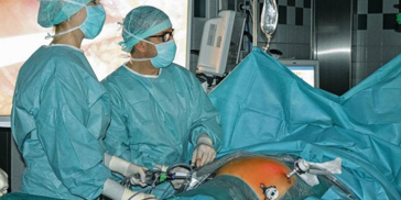 Zwei Personen in OP-Kleidung führen einen Eingriff in einem Operationssaal durch.