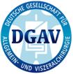 Logo der Deutschen Gesellschaft für Allgemein- und Viszeralchirurgie, blauer Kreis mit Text und „DGAU“ in der Mitte.