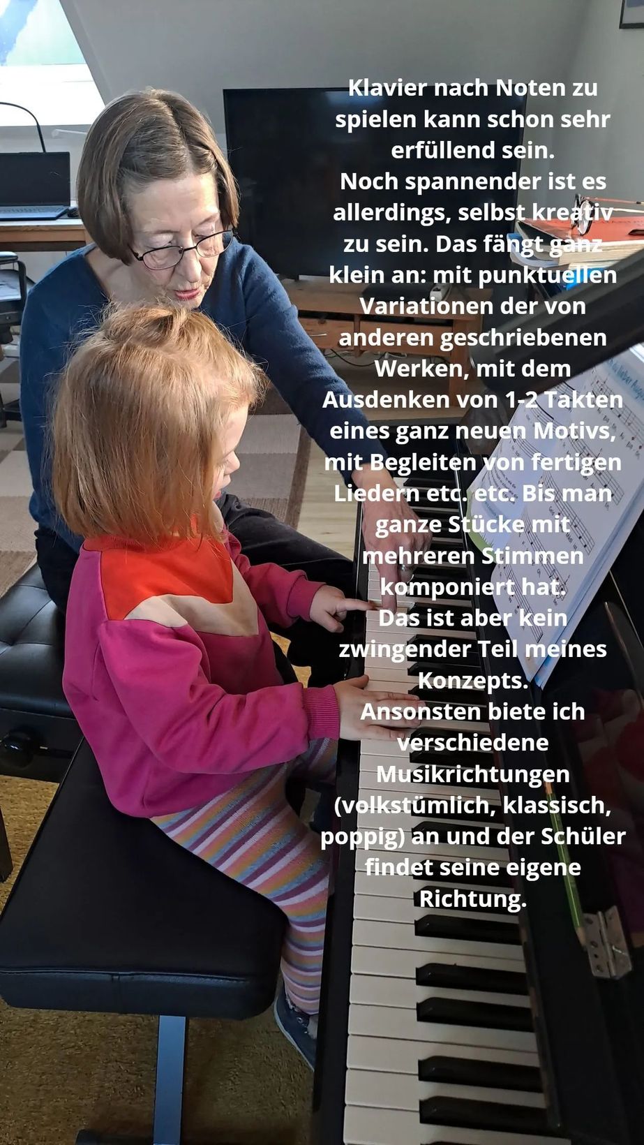 Frau und Kind spielen zusammen Klavier, Hände auf den Tasten. Textüberlagerung.