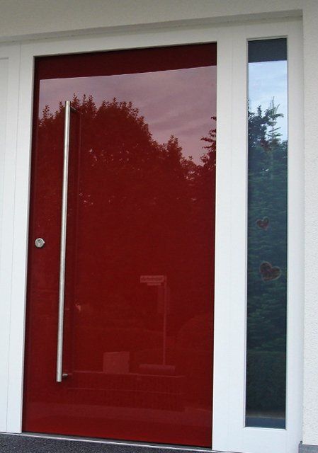 rote Haustüre mit Glasoberfläche