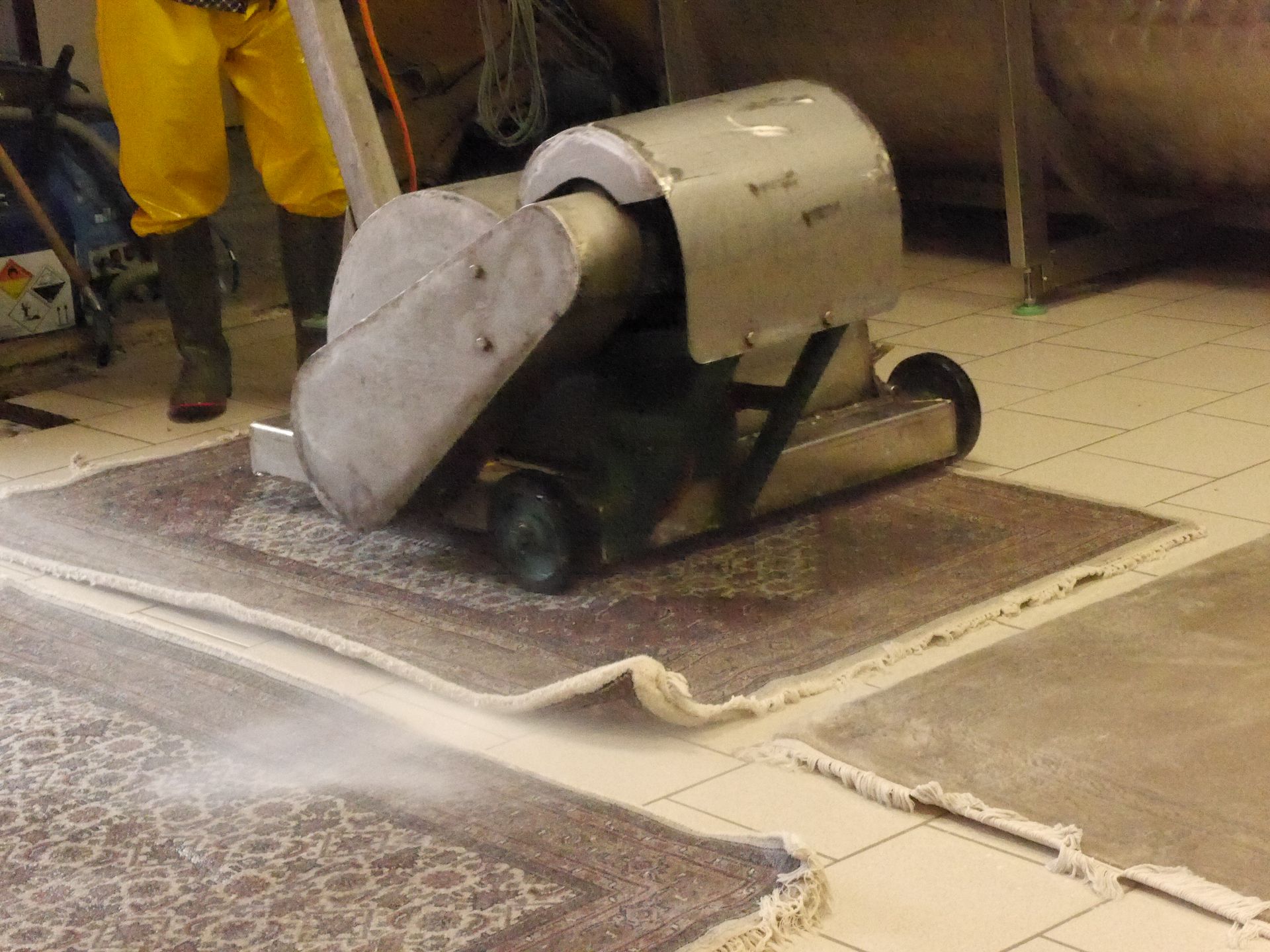 SCHLAGMASCHINE im Einsatz - Teppichreinigung SABZEVAR Teppichwäscherei