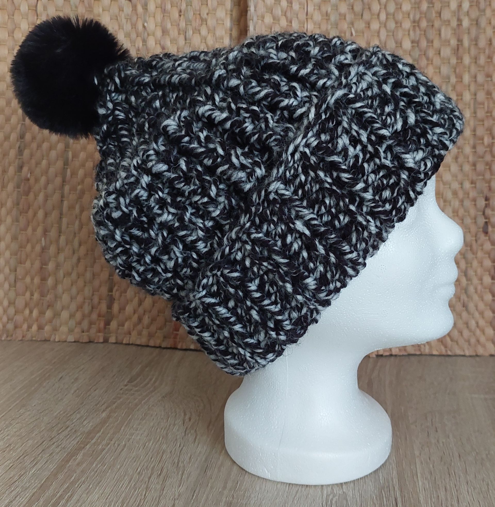 gestrickte Mütze im Salz&Pfeffer Design, Kunstfellbommel