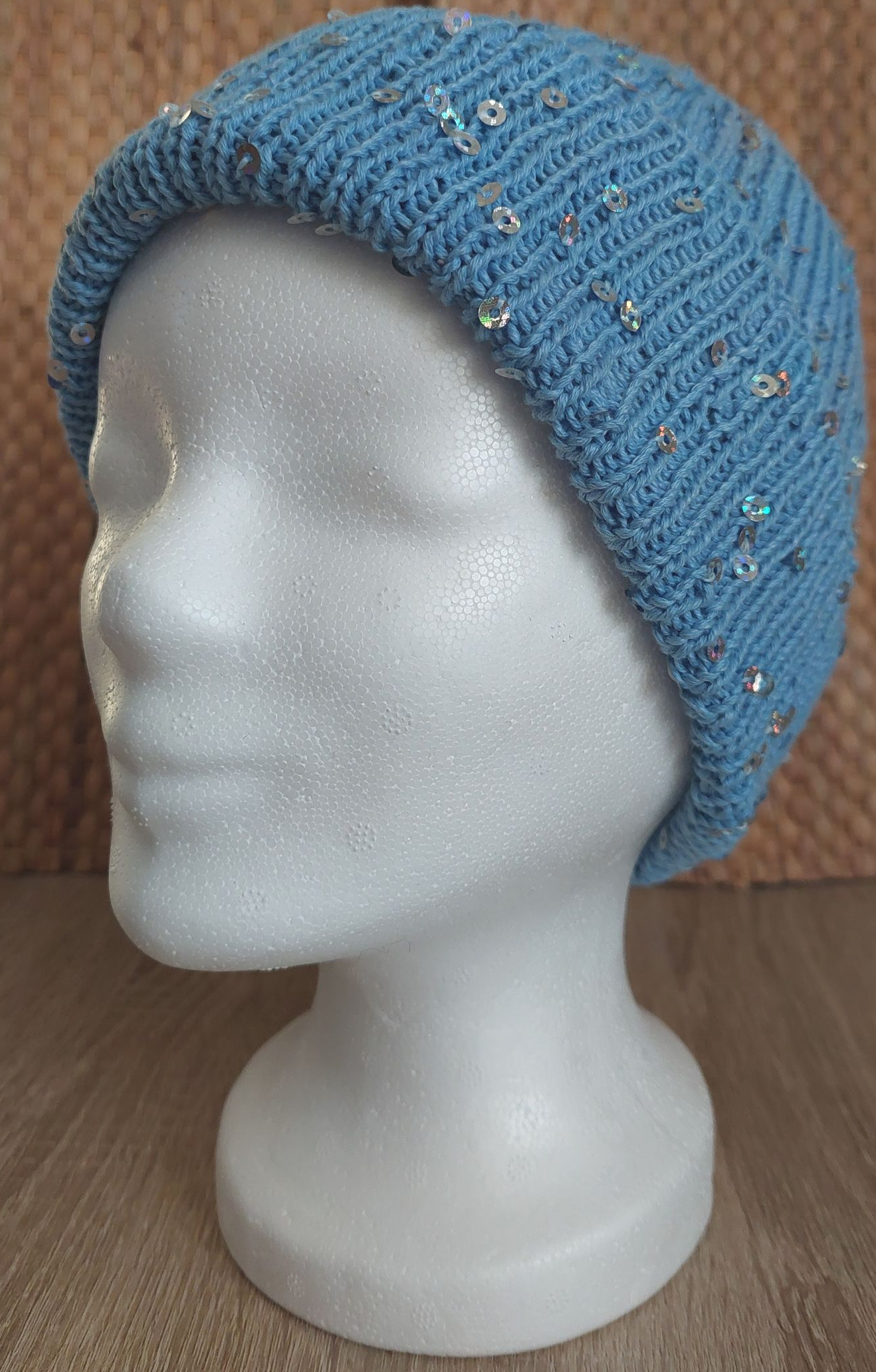 handgestrickte Paillettenmütze  aus hellblauem Baumwollmix