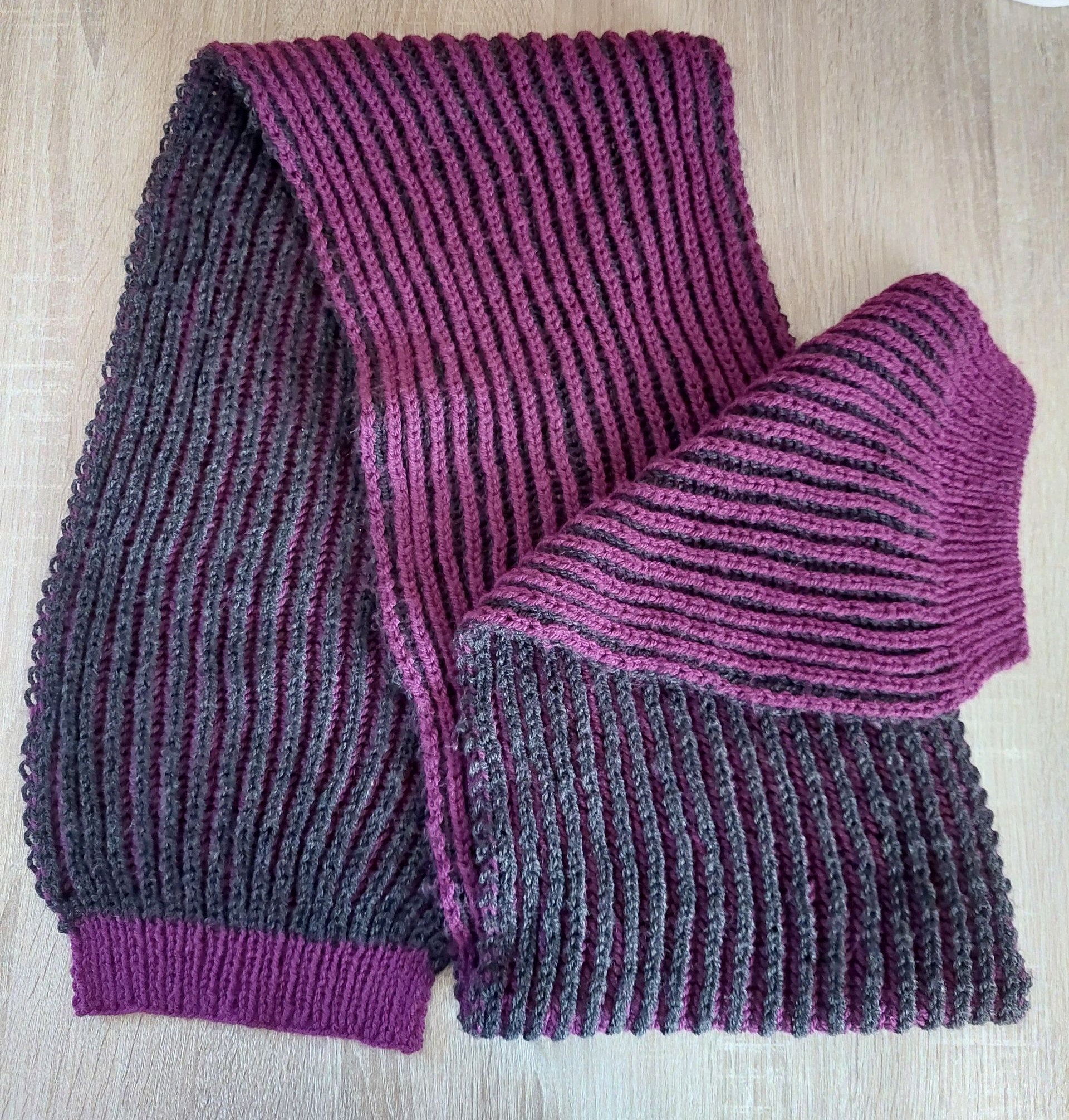 Schal, gestrickt, zweifarbiges Patentmuster