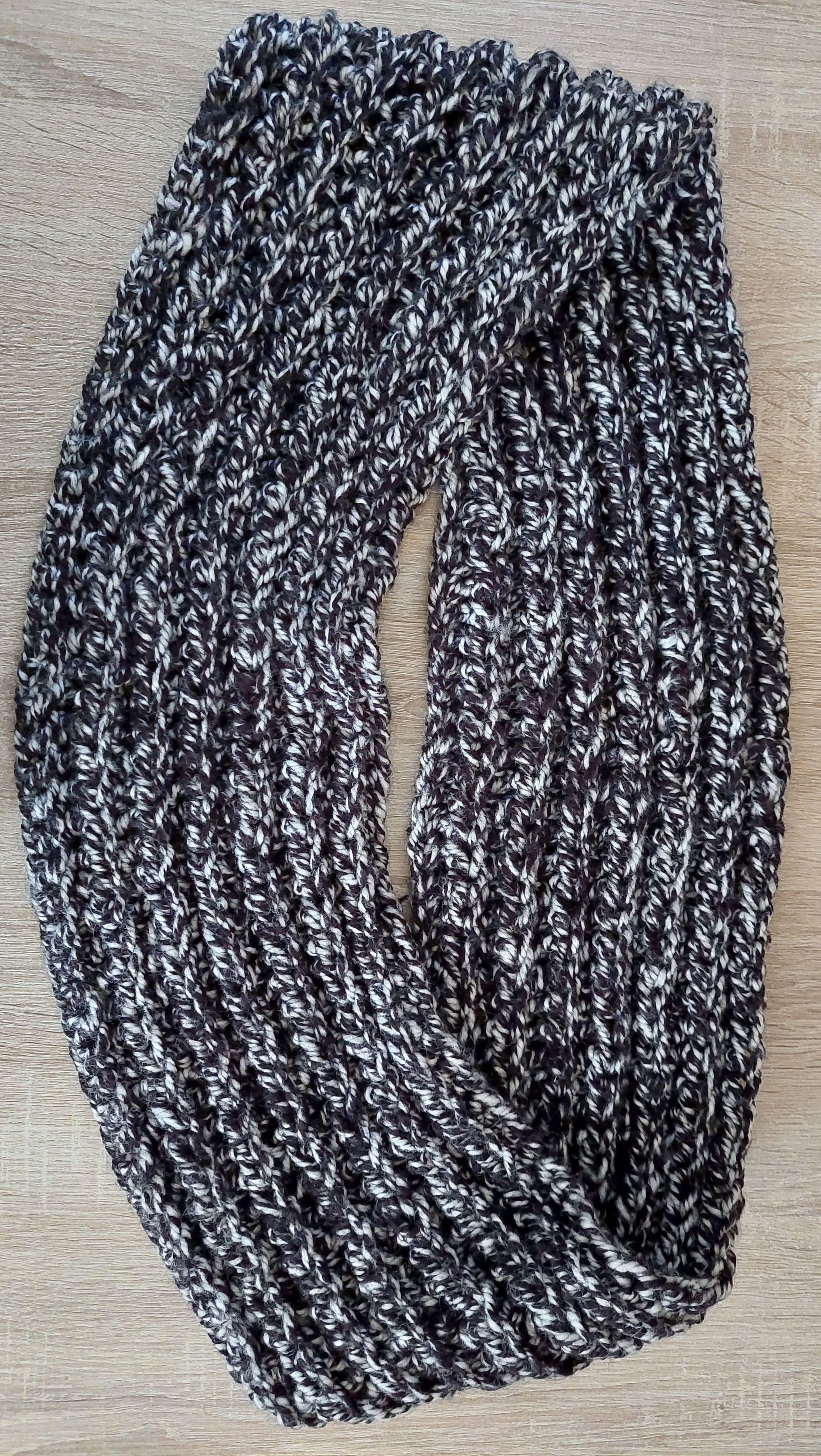 gestrickter Rundschal im Salz&Pfeffer Design