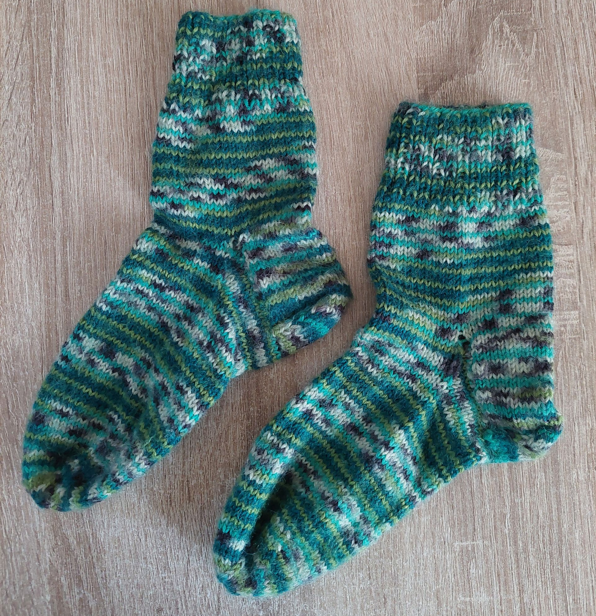 handgestrickte Kindersöckchen, grünes Verlaufsgarn