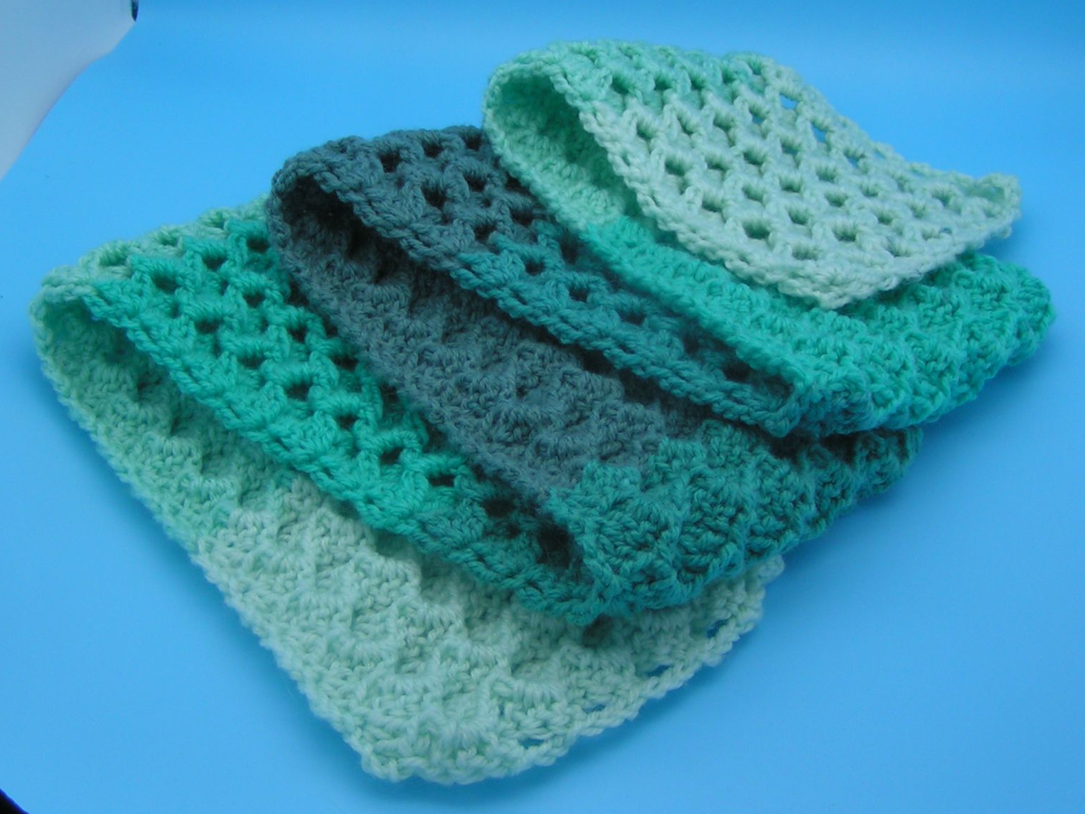 Schal, Farbverlauf in Grüntönen, gehäkelt