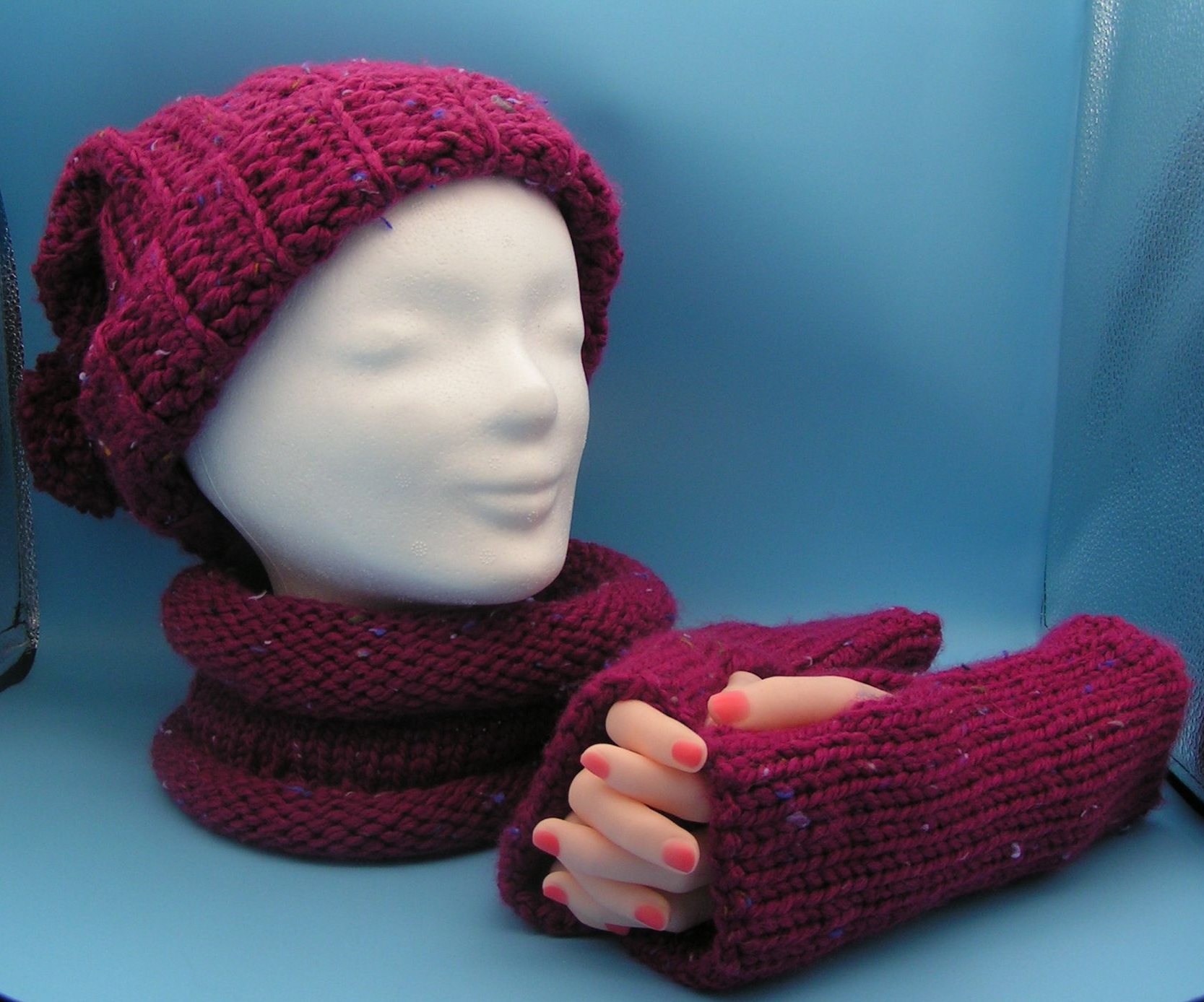 Set bestehend aus Mütze, Loop und Handstulpen im Farbton 