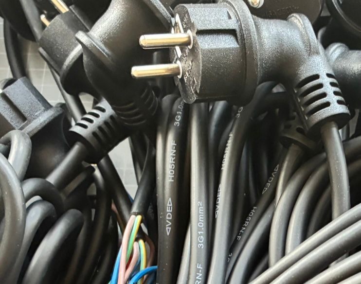 Neue Lieferung Schuko-stecker IP44-90° gewinkelt. Robust, zuverlässig.