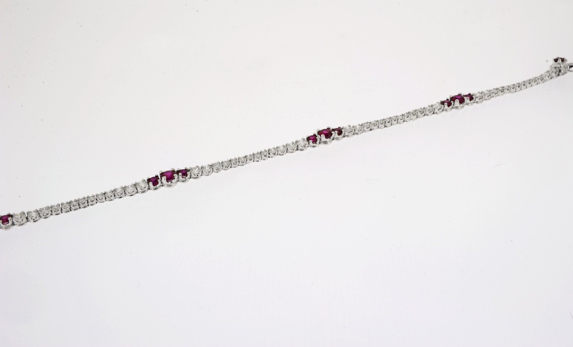 Bracciale Tennis in oro bianco con diamanti e rubini