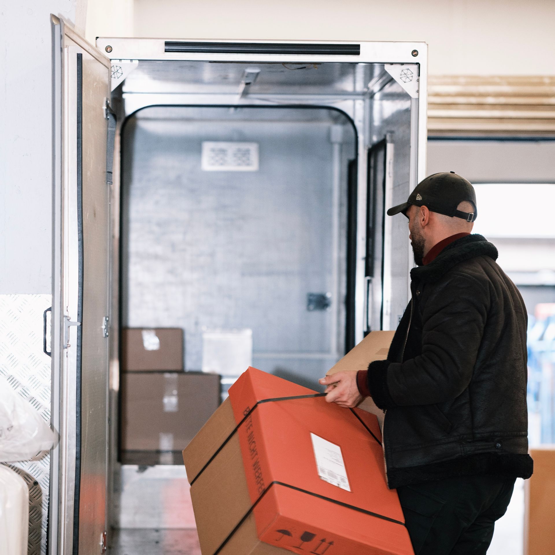 zemmi wird mit Pakete beladen