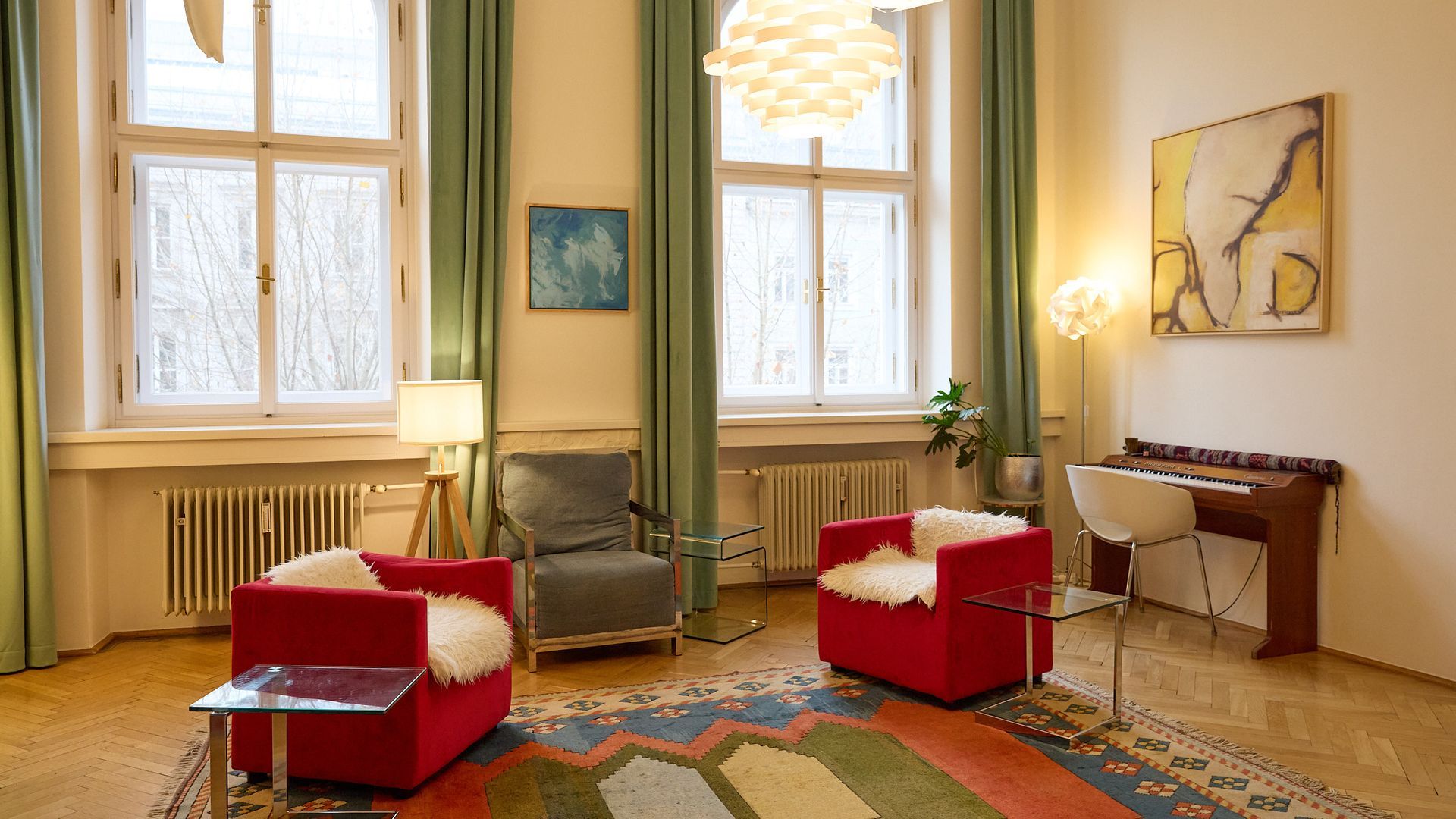 Drei lächelnde Männer im Freien: Großvater, Vater mit Kind auf dem Rücken, vor blauem Himmel.