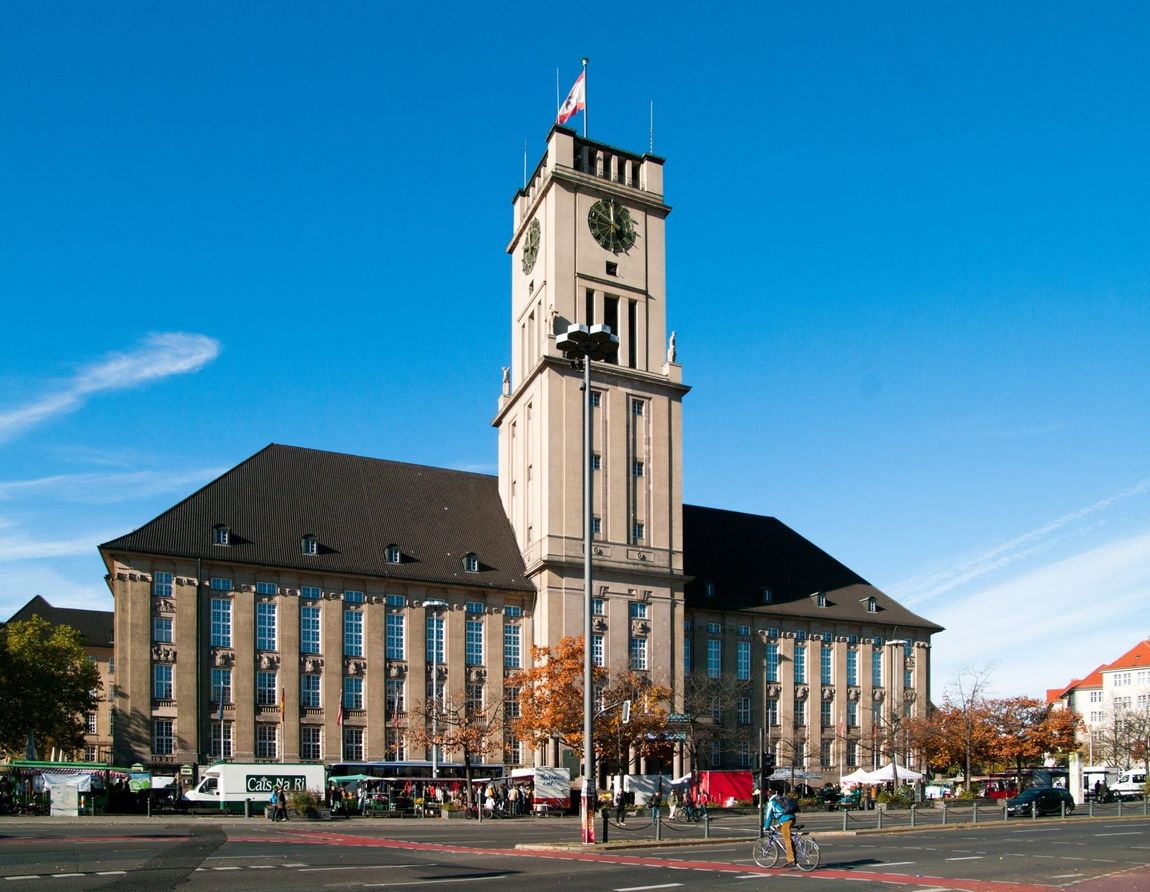 Foto vom Rathaus Schöneberg; Bildquelle: Wikimedia Commons (https://commons.wikimedia.org/wiki/File:Berlin_schoeneberg_belziger_26.10.2012_11-53-22_ShiftN.jpg; lizensiert als CC-BY-3.0; Autor: Dirk Ingo Franke)
