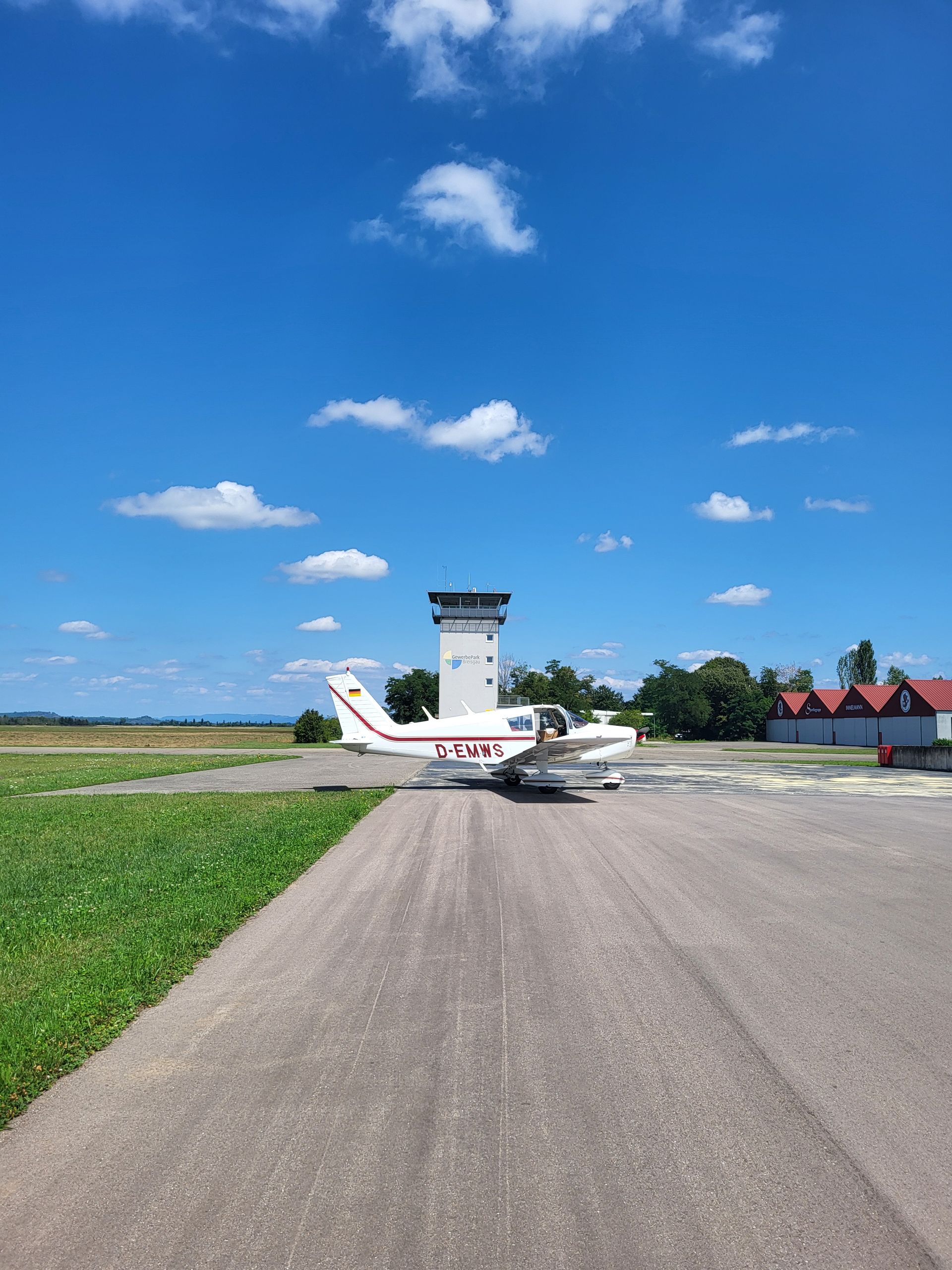 Kleine weiße Wolken vor blauem Himmel während eines Flugs