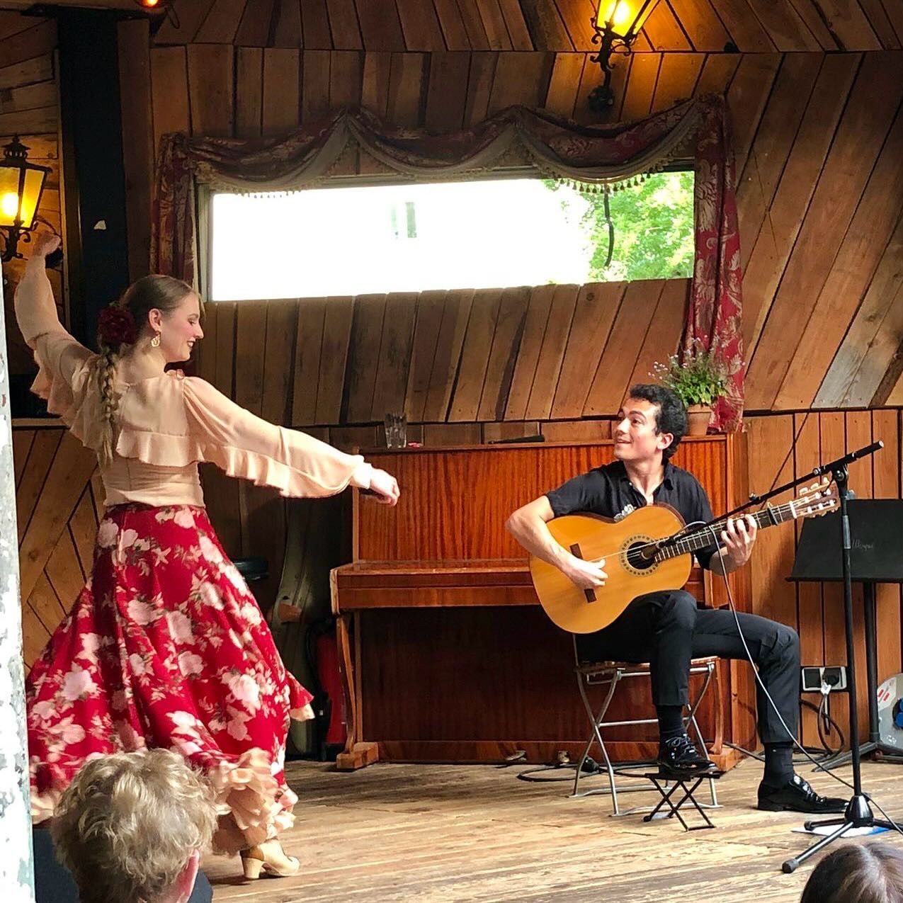 Natalia Chloé mit Gitarrist Anoush Saadat auf der Bühne von Gans Woanders München, Flamencoshow
