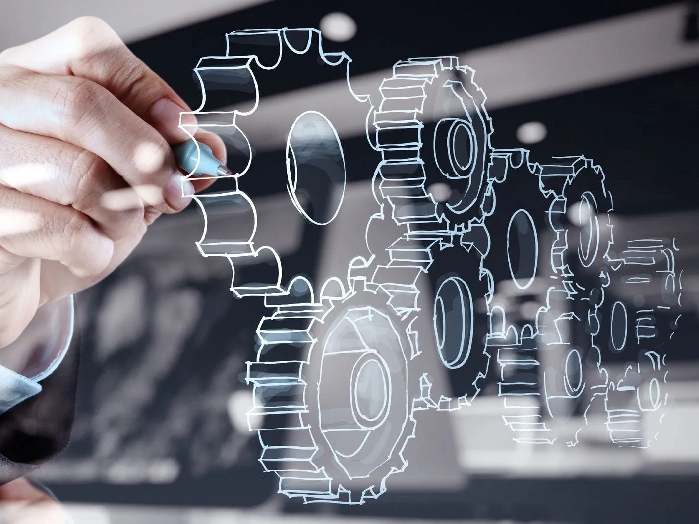 „Planung von Sicherheitskonzepten – Hand zeichnet ineinandergreifende Zahnräder auf Glas-Whiteboard“