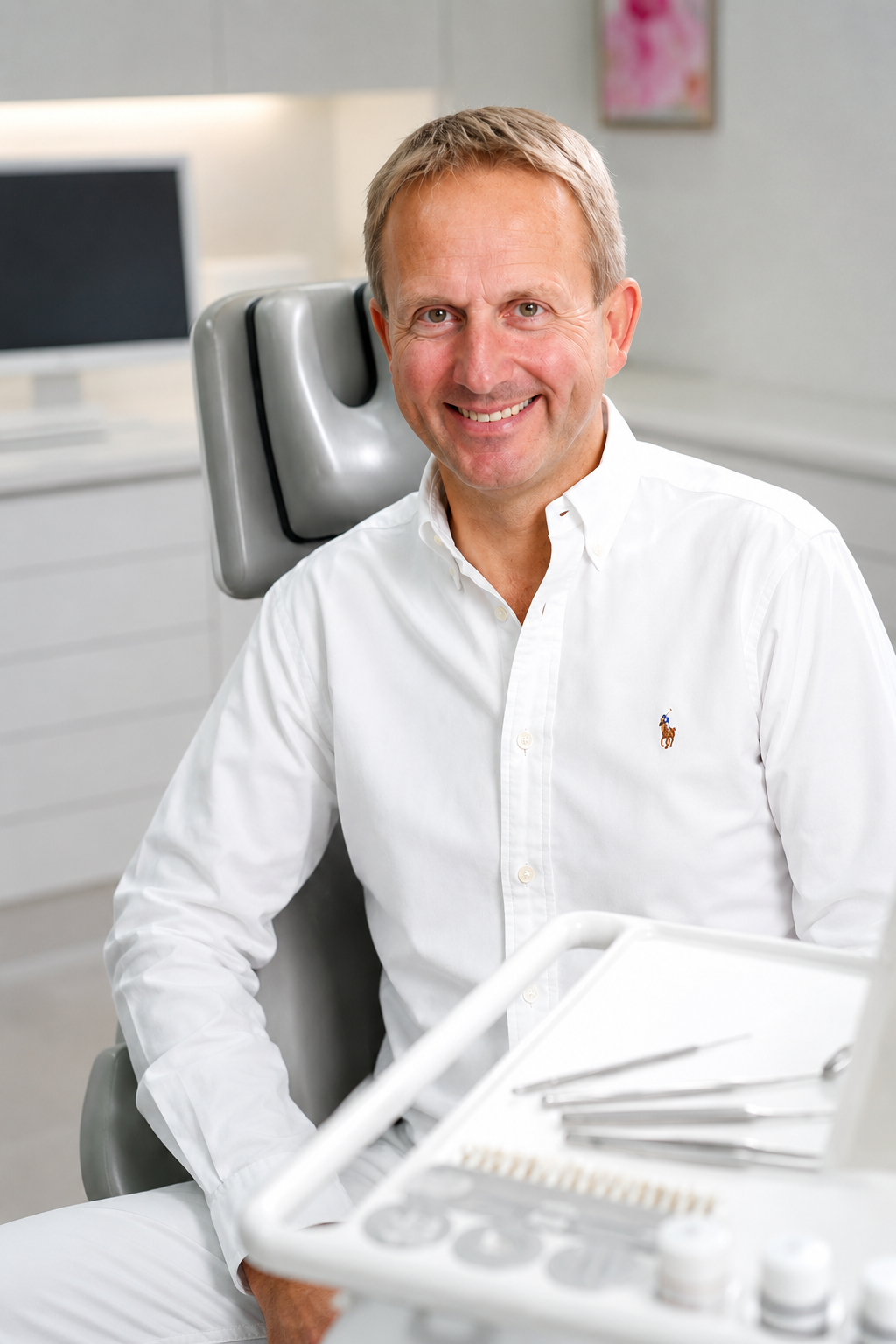 Dr. med. dent. Detlef Bodenhausen in seiner Zahnarztpraxis in Leichlingen – moderne Zahnmedizin mit Erfahrung und Präzision