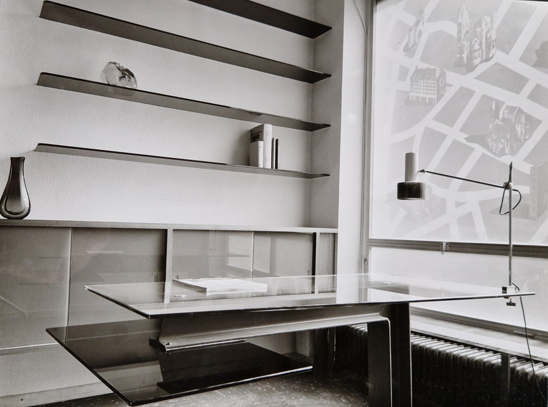 Glasregale und Schreibtisch