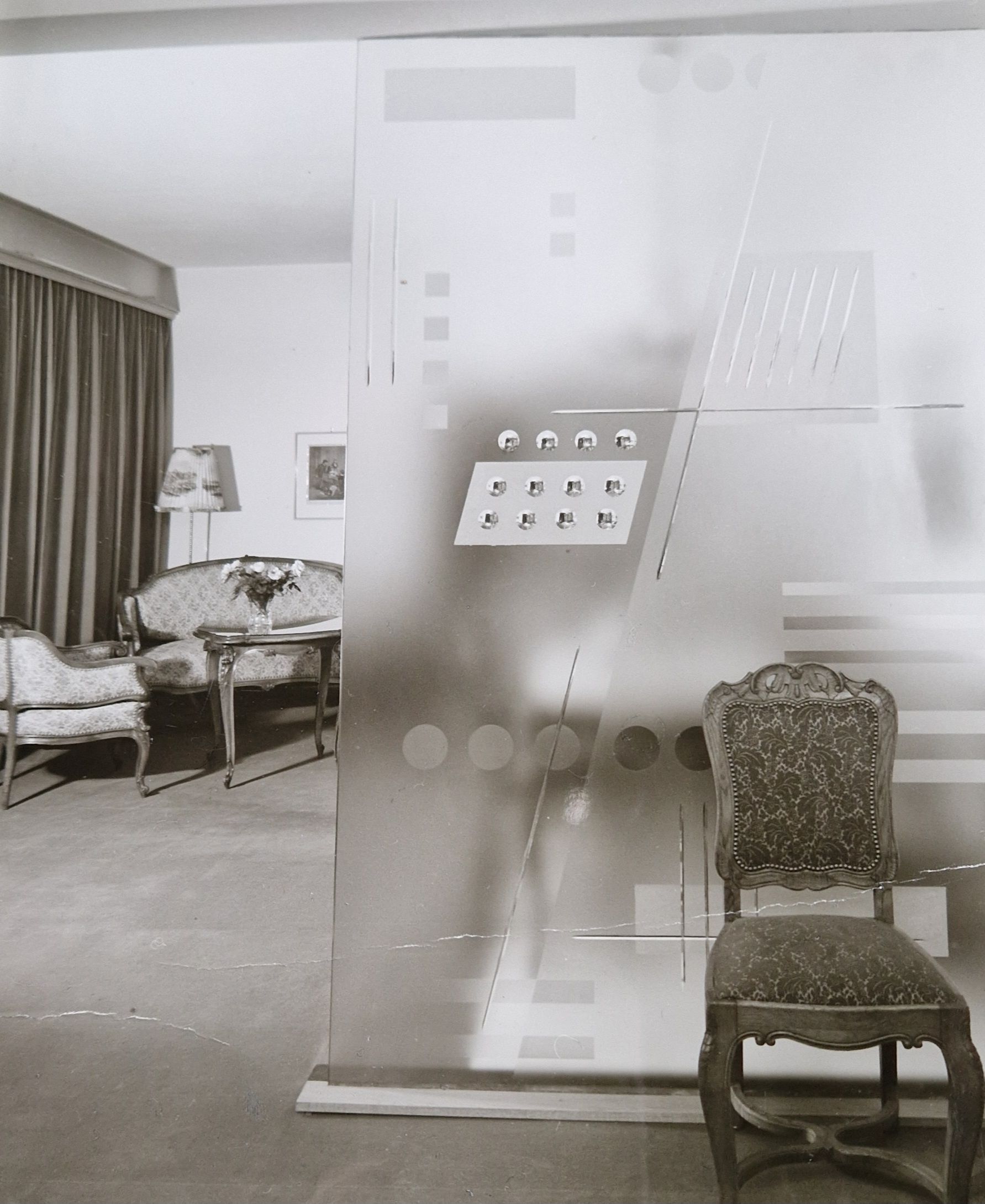 Wohnraum-Abtrennungen aus Glas mit Motiven geätzt oder sandstrahlmattiert