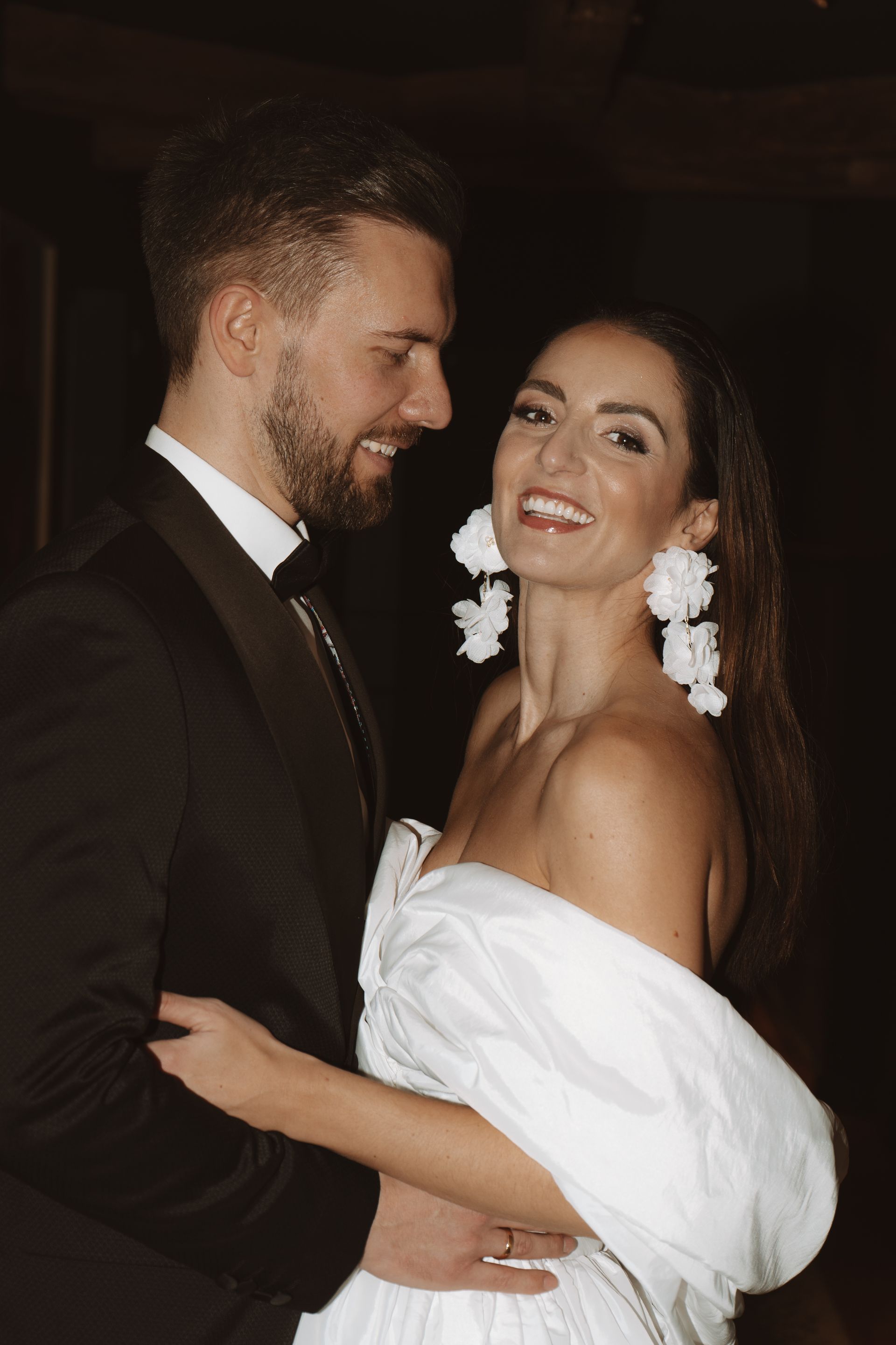 Ein Brautpaar während ihrer Hochzeitsfotografie.