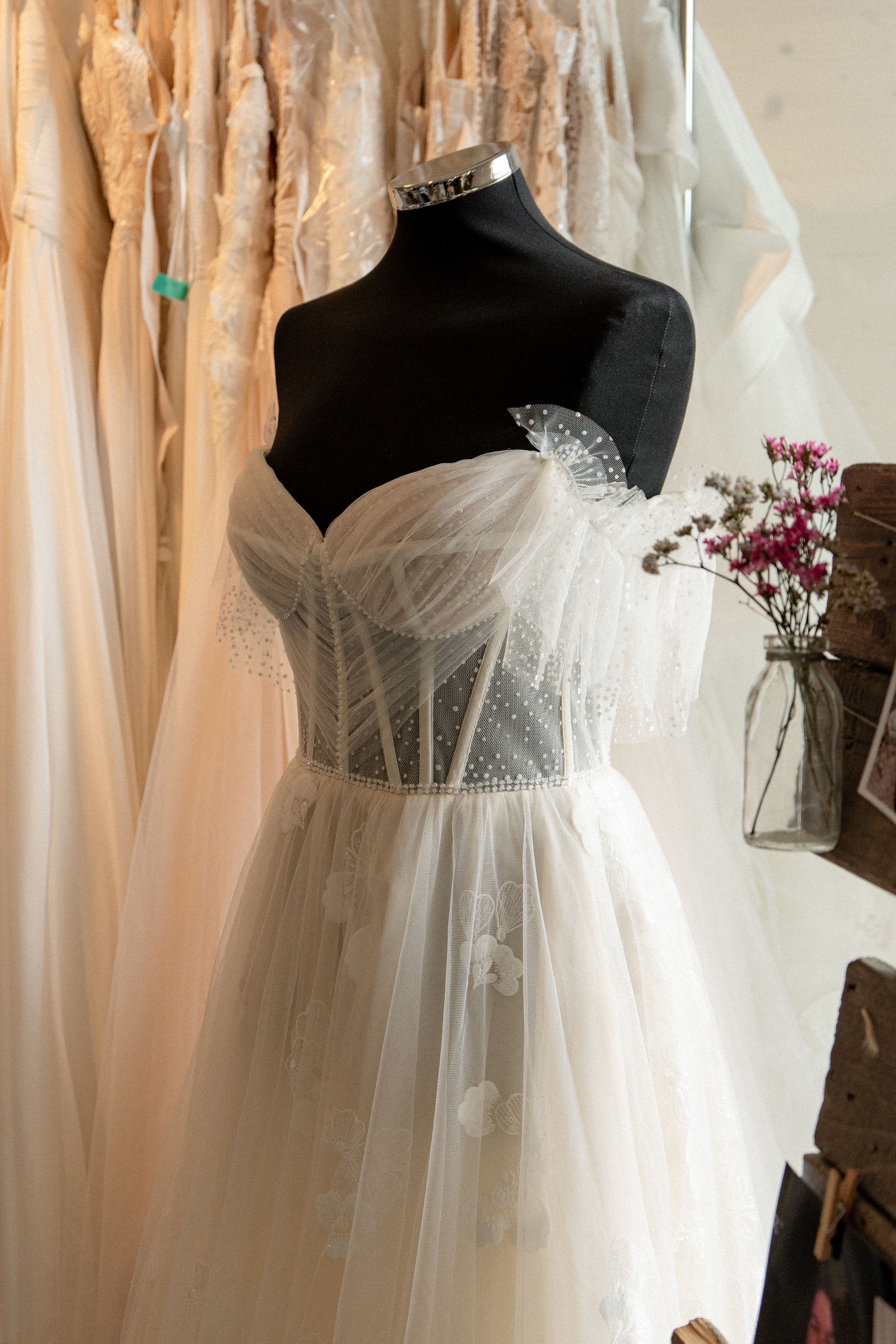 Brautkleidanprobe fotografieren lassen im Brautmodengeschäft Freising