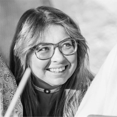 „Eine Marke besteht aus Erwartungen, Erinnerungen, Geschichten und Beziehungen, die zusammengenommen dafür sorgen, dass ein Kunde bestimmte Produkte oder Dienstleistungen anderen bevorzugt.“ - Seth Godin