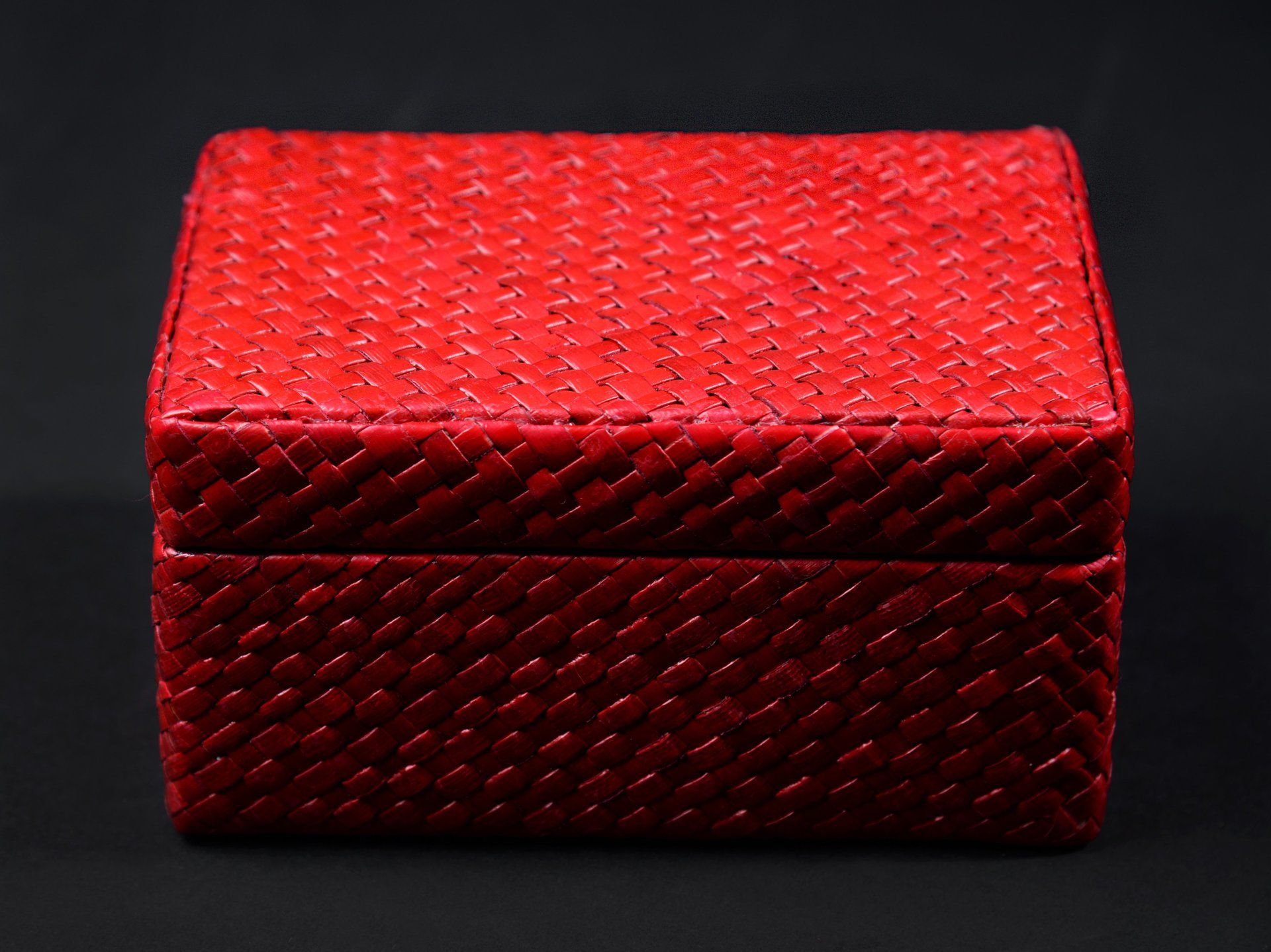 Box mit Deckel;Box aus Padanus Grass;Natur;Farbe rot;Natur Produkt;Handarbeit