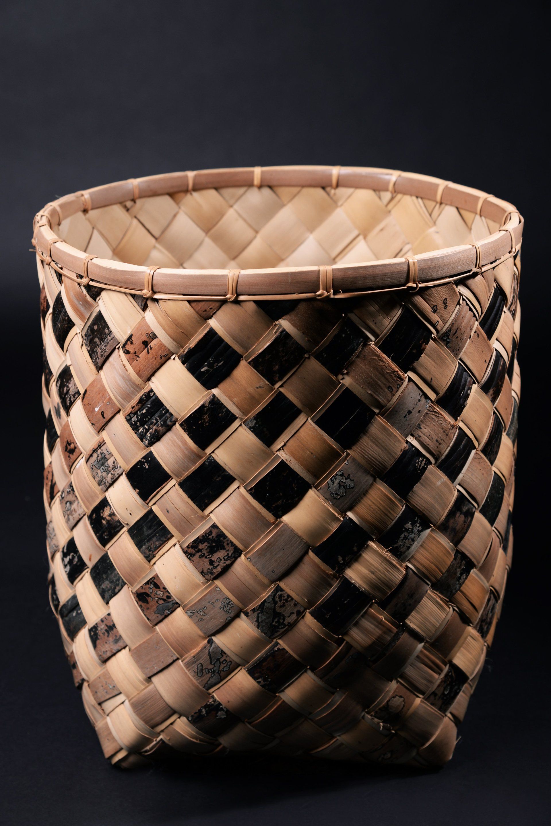 Papierkor;Papierkorb rund;Papierkorb aus Kokosnussblatt geflochten;Natur Produkt;Natur Farbe;Handarbeit