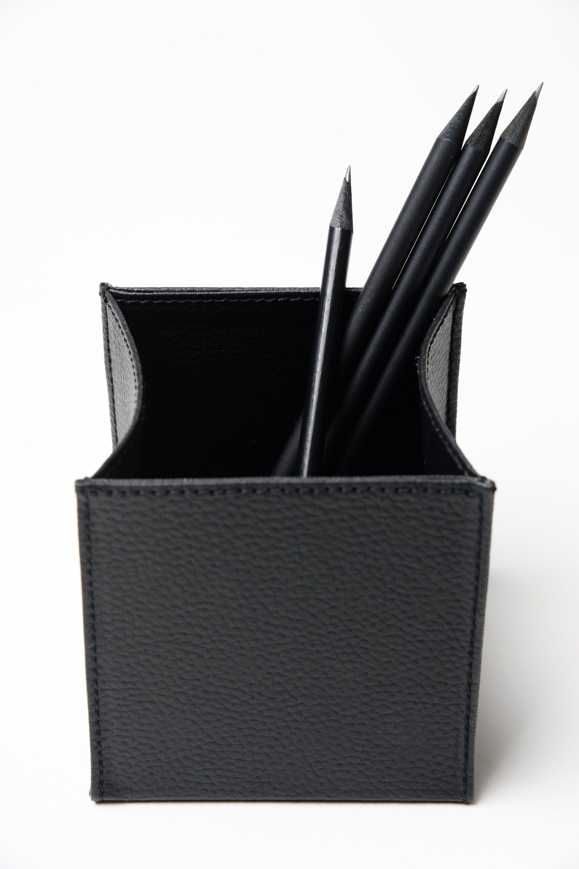 Stifthalter aus Lederimitat quadratisch schwarz und handgemacht