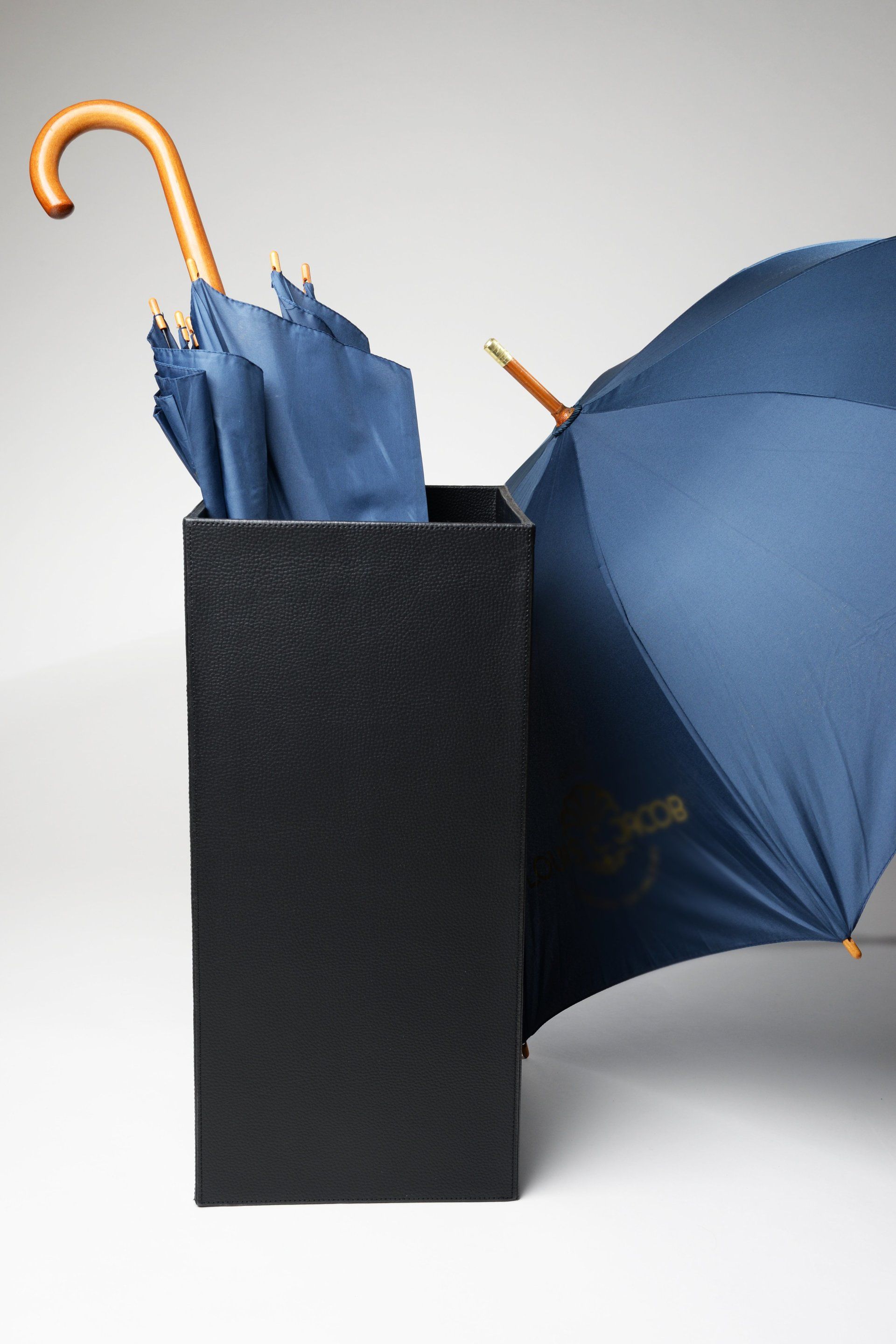 Schirmständer;Schirmständer quadratisch;Leder;Schirmständer aus Lederimitat komplett bezogen;Farbe schwarz;Schirmständer für Büro und Haus;Handgemacht