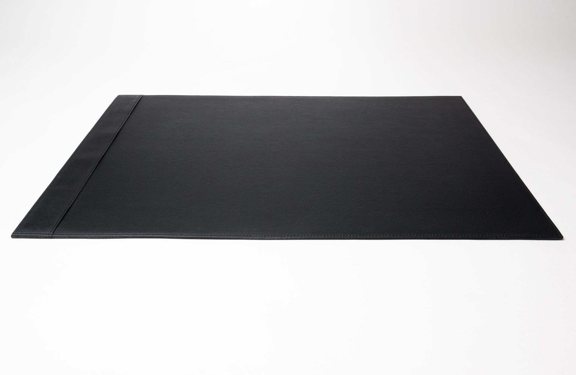 Schrebtischunterlage rechteckig XL;Büro Accessoires;Hochwertige Schreibtischunterlage;Schreibtischunterlage mit Lasche modern;Leder;Lederimitat;Farbe schwarz;Handarbeit