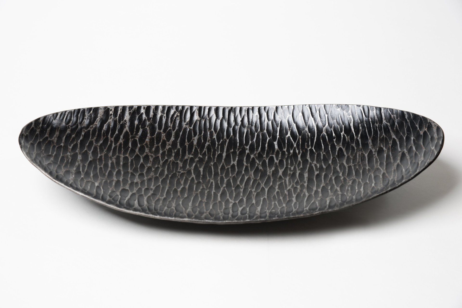 Schale;Deko Schale;Design Schale oval;Schale aus Eisen massiv; Farbe grau silber;Servierplatte;Obstschale;Handgeschmidet