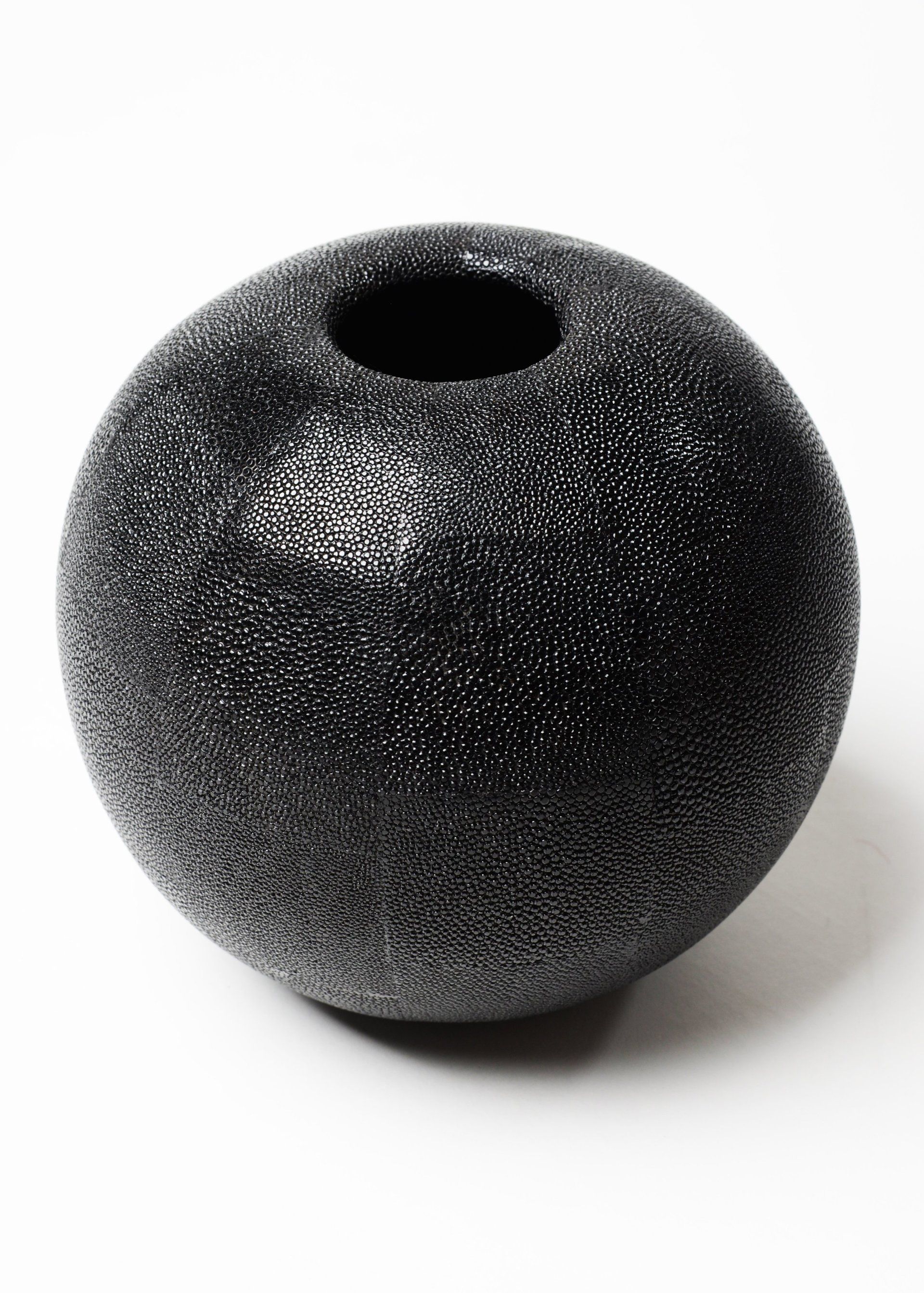 Vase;Blumenvase;Besondere Blumenvase rund;Blumenvase aus Rochenhaut und Kunstharzmasse;Farbe schwarz;Hochwertiges Present;Hochzeitpresent;Handgemacht