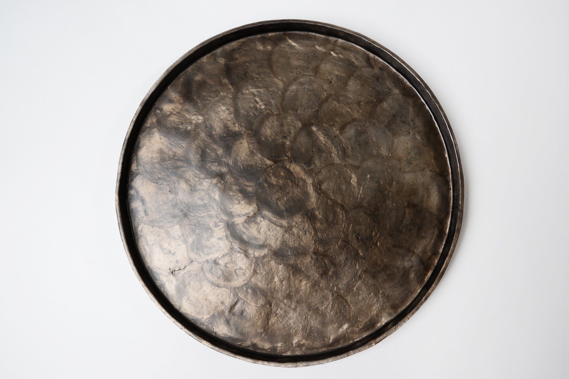 Tablett;Tablett aus Perlmutt;Tablett rund;Present hochwertig;Servierplatte;Wohnaccessoires;Farbe grau;Handarbeit
