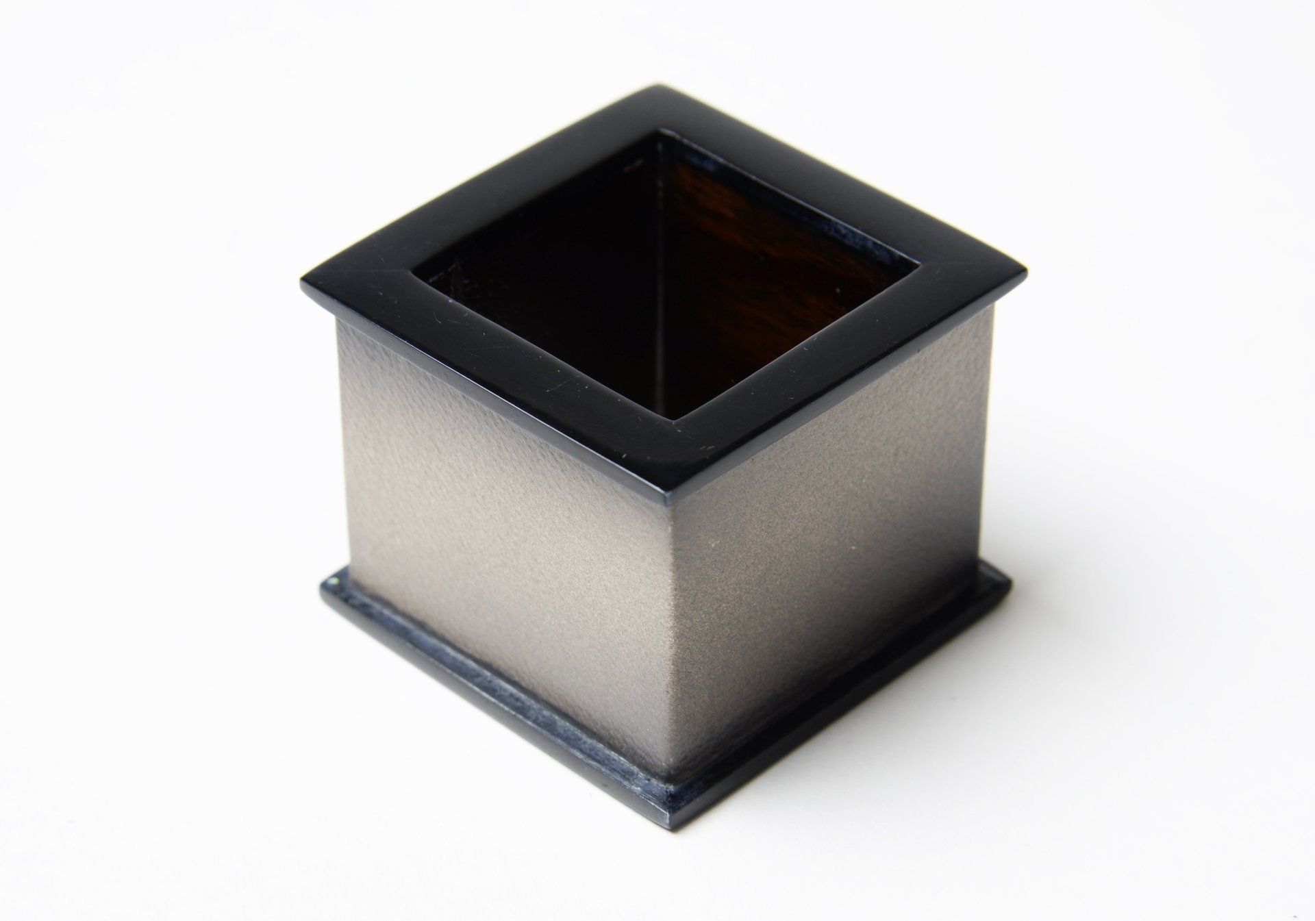 Serviettenring quadratisch aus Lederpergament und Horn grau-schwarz handgemacht