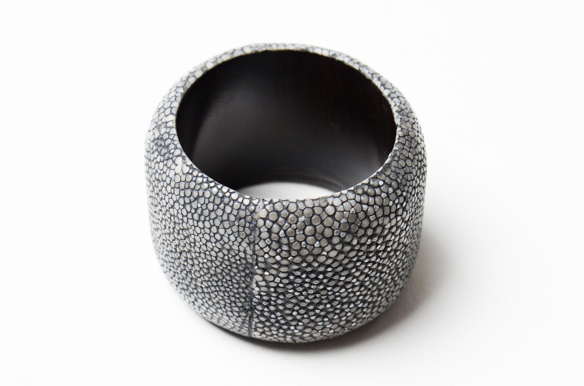 Serviettenring aus Rochenhaut und Holz grau handgemacht