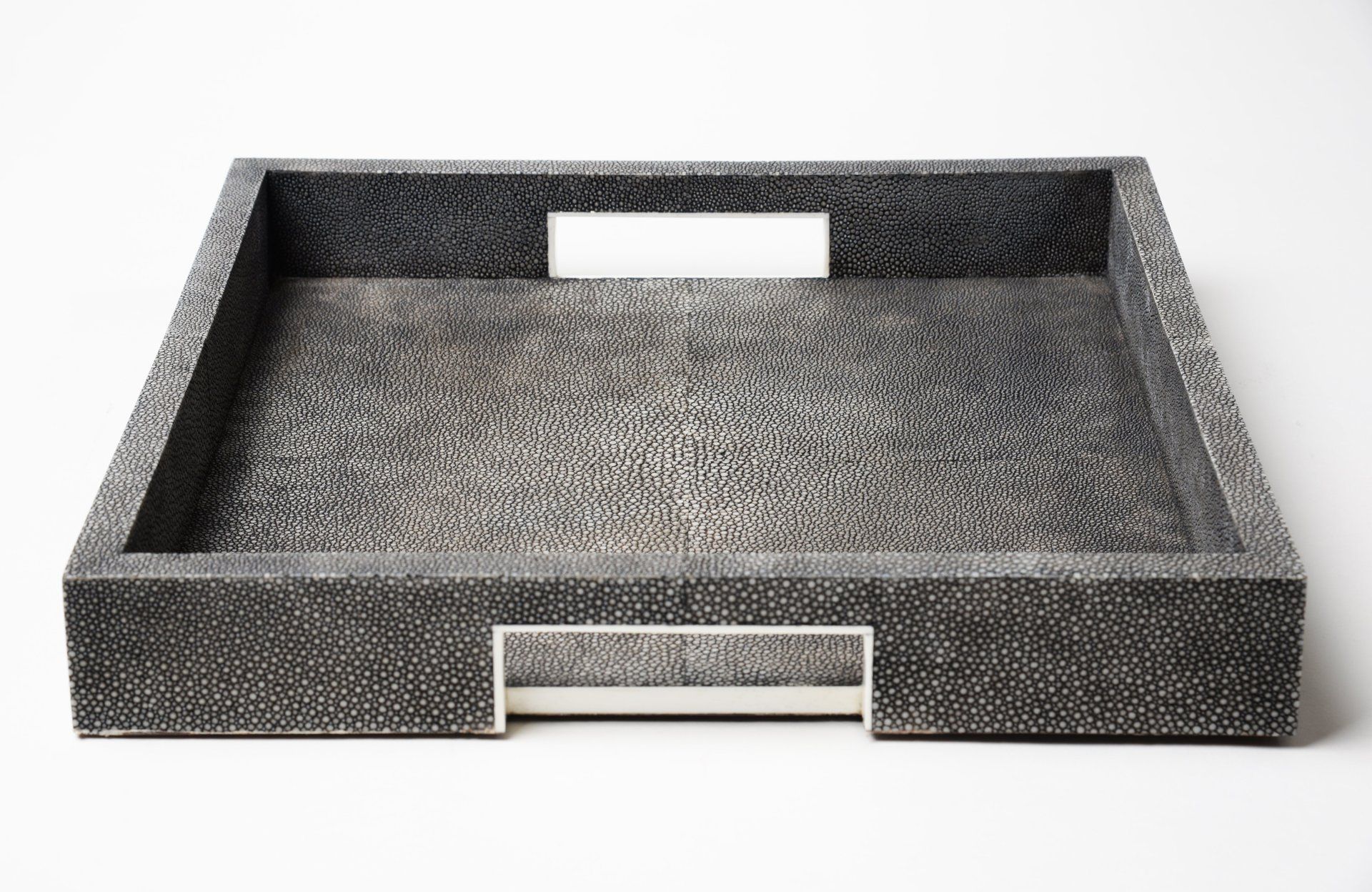 Tablett quadratisch;Design Tablett;Tablett aus Rochenleder Holz und Horn;Rochenhaut und Horn;Stingray;Farbe grau; vintage grau;Handarbeit;Hochwertiges Present