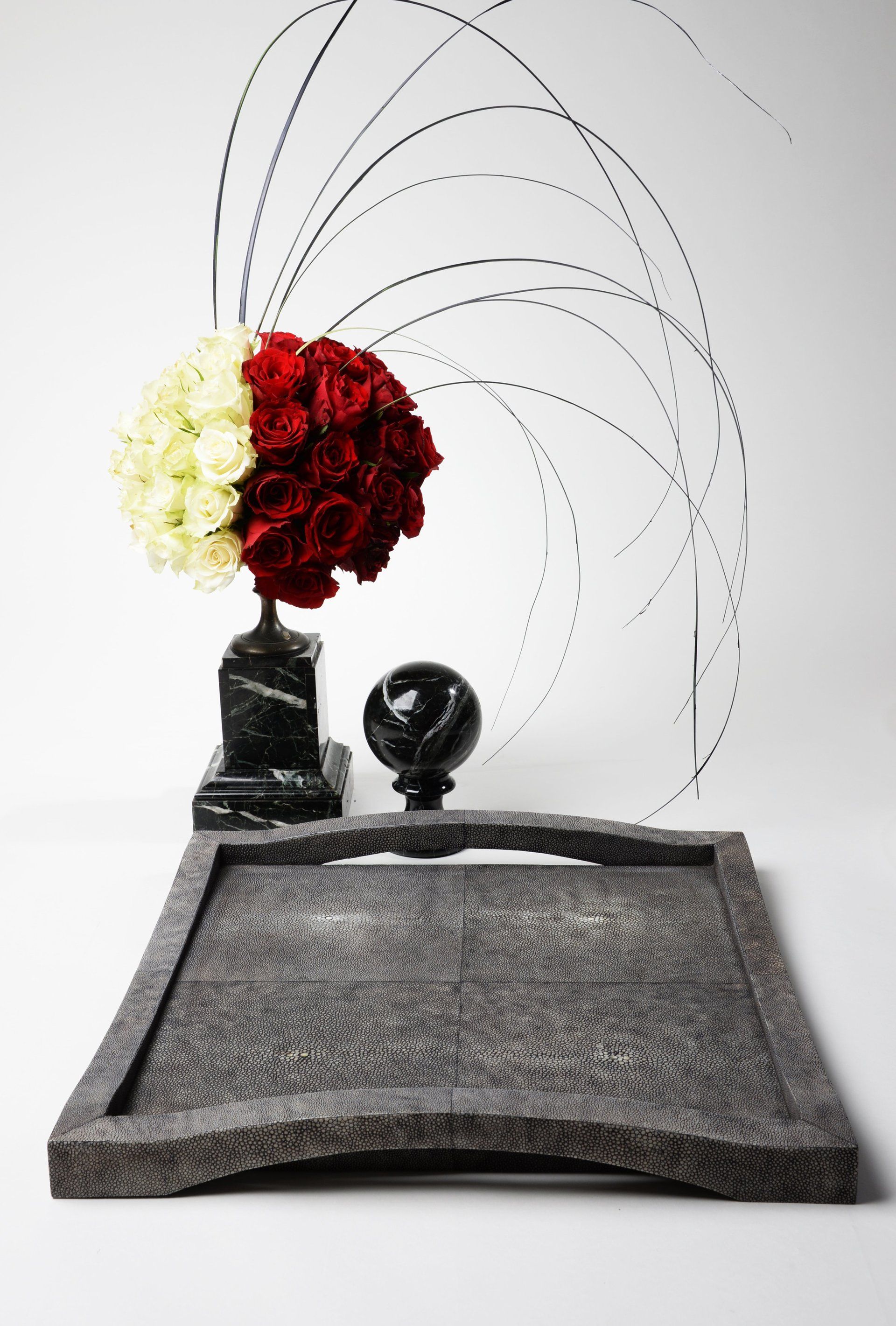 Tablett;Tablett quadratisch;Design Tablett;Tablett aus Rochenhaut und Holz;Farbe grau;Handarbeit