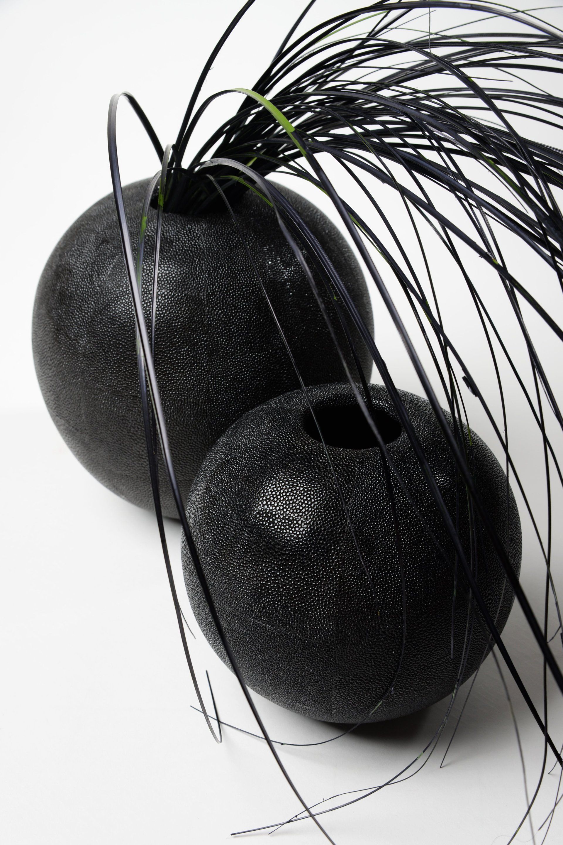 Vase;Blumenvase;Besondere Blumenvase rund;Blumenvase aus Rochenhaut und Kunstharzmasse;Farbe schwarz;Hochwertiges Present;Hochzeitpresent;Handgemacht