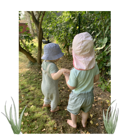 2 Kinder im Garten