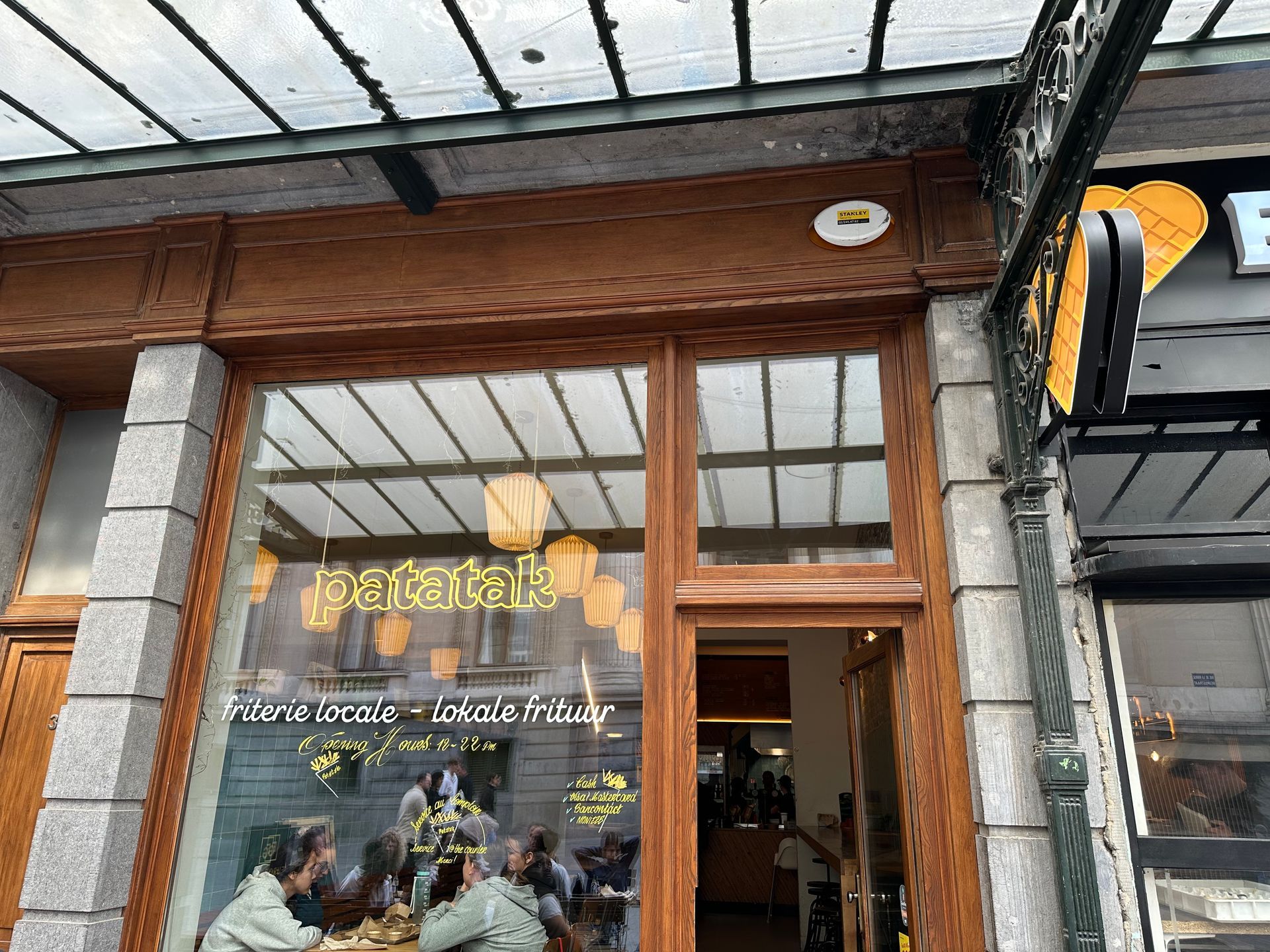 Eingang Patatak Fritterie in Brüssel