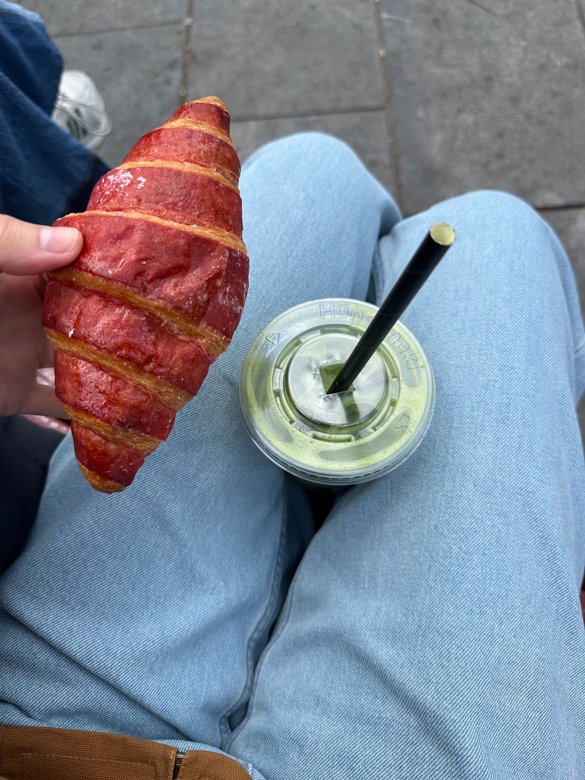 Croissant und Matcha Latte