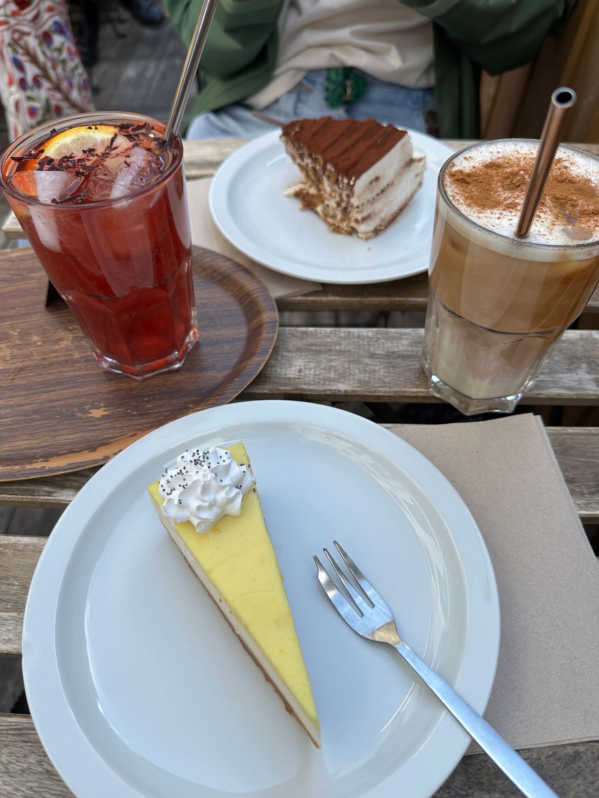 Kaffee und Kuchen im Café Lucifer Lives in Brüssel